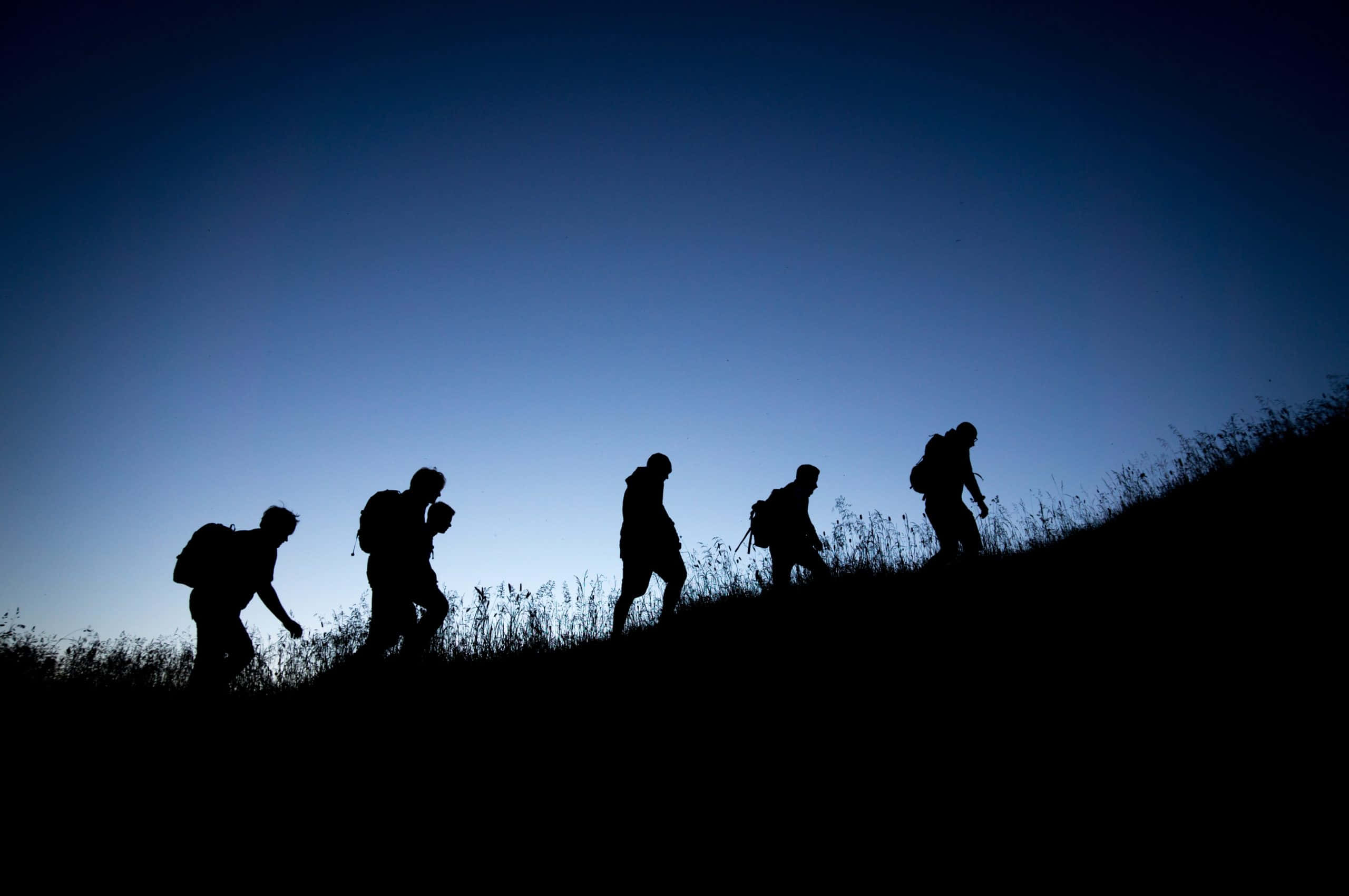 five hikers, backpacks, twilight sky, 2K Desktop Wallpaper