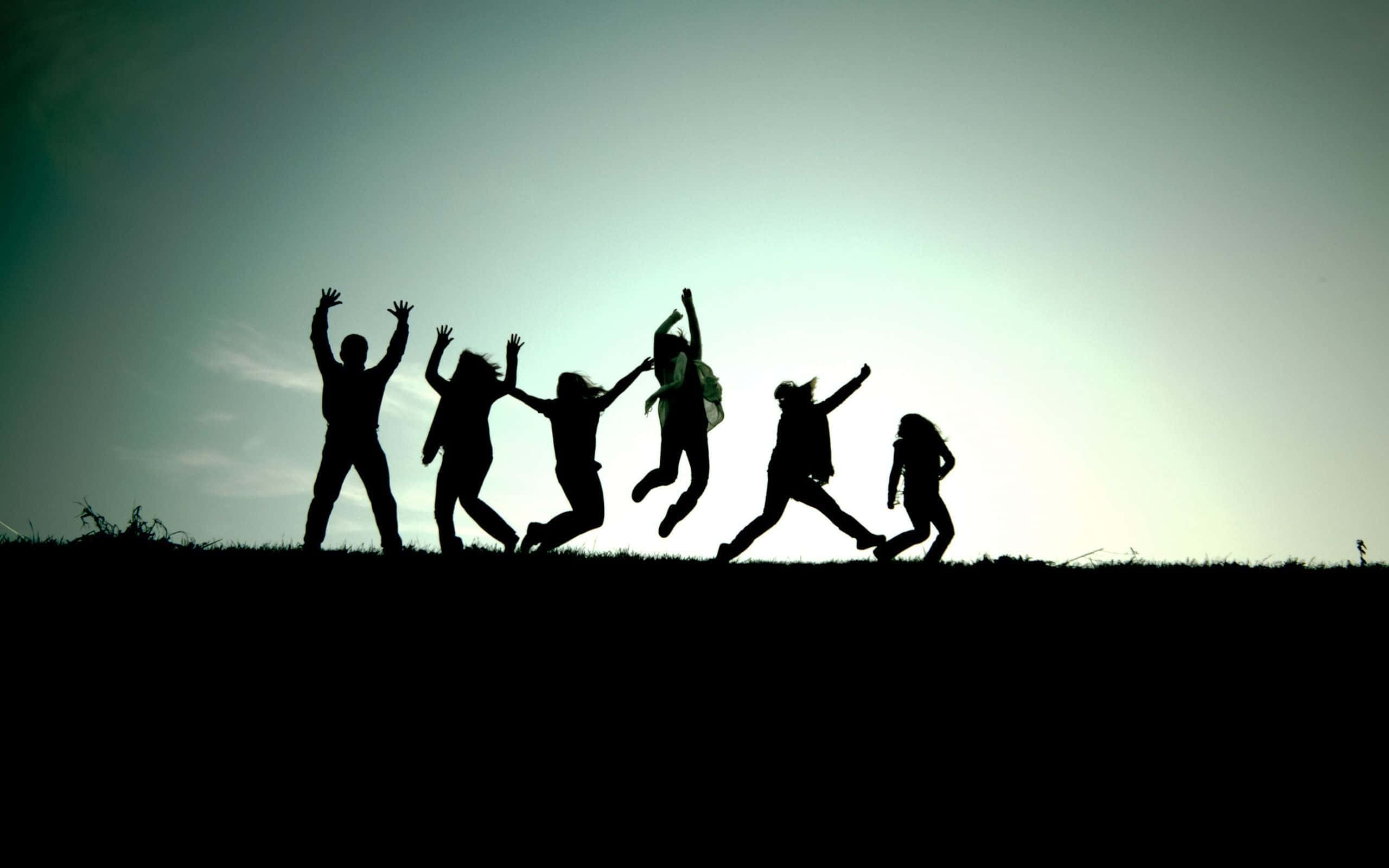 Group Of Friends, six joyful people, grassy hill, 2K Desktop Wallpaper