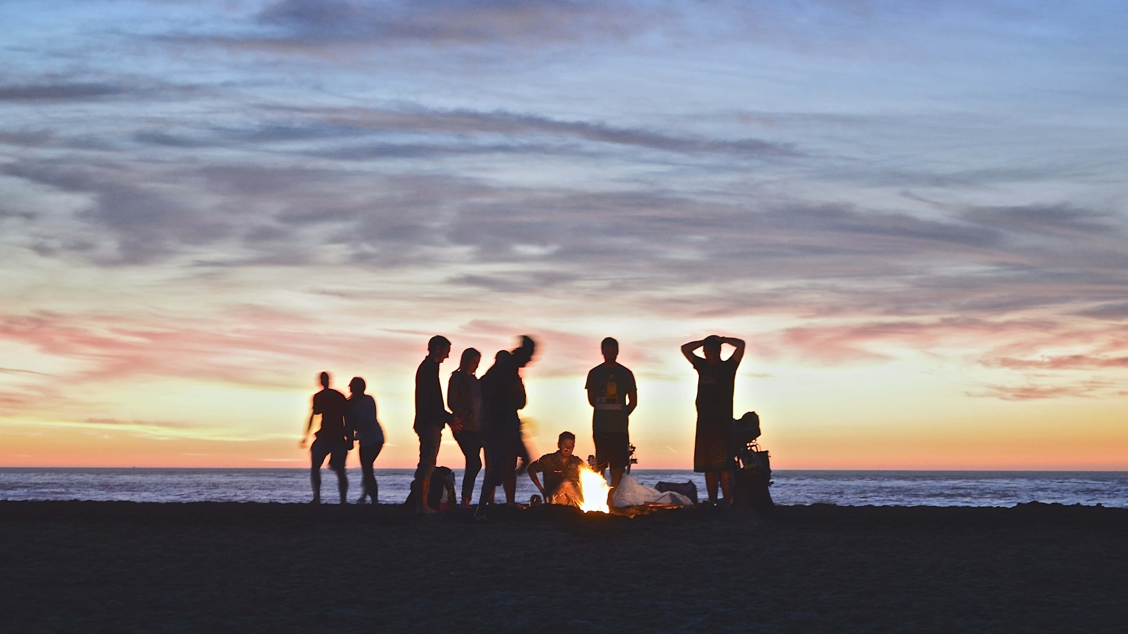 Group Of Friends, beach, campfire, 4K Desktop Wallpaper