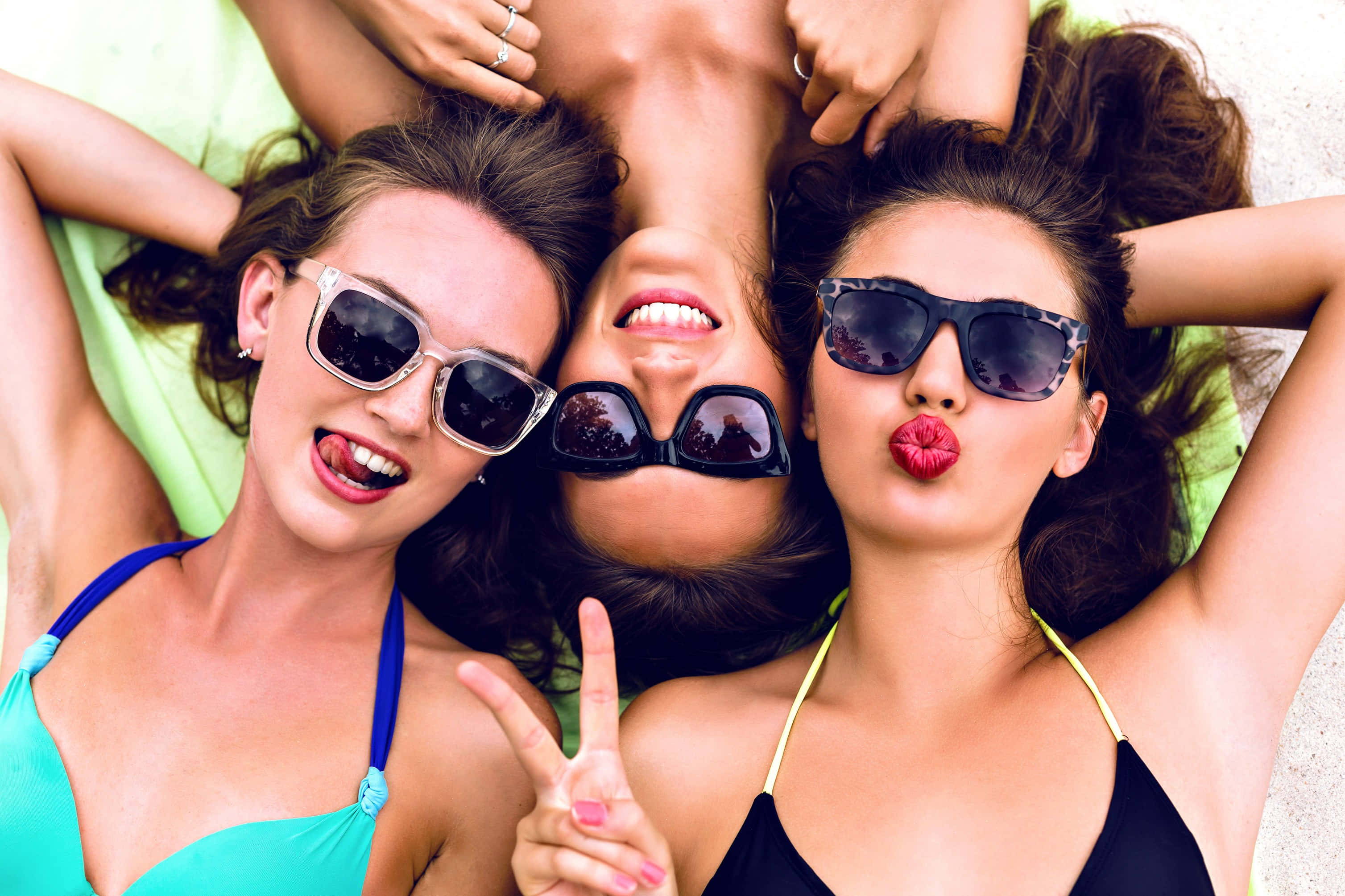 Group Of Friends, bikinis, sunglasses, 2K Desktop Wallpaper
