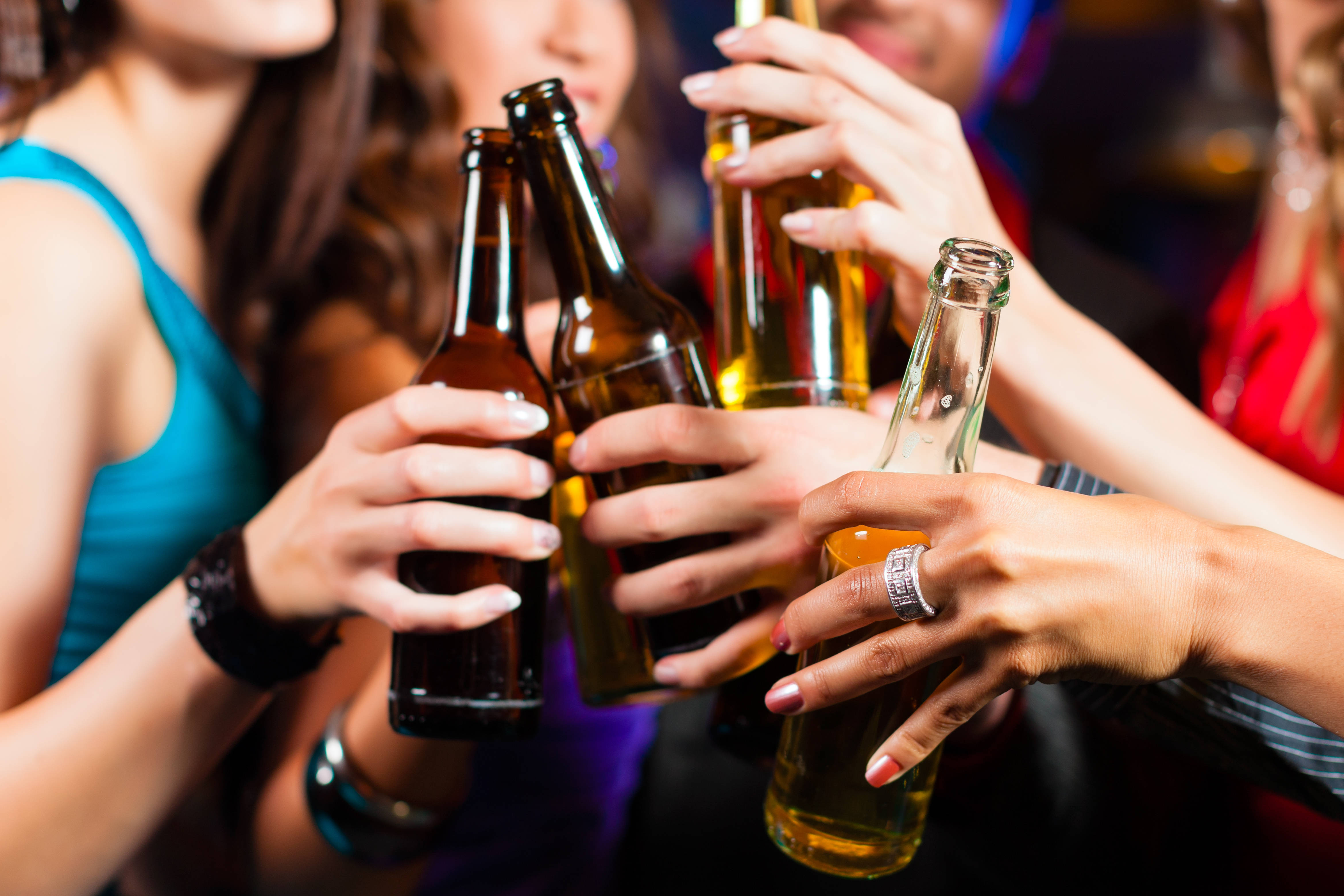 friends, beer bottles, clinking, 4K Desktop Wallpaper