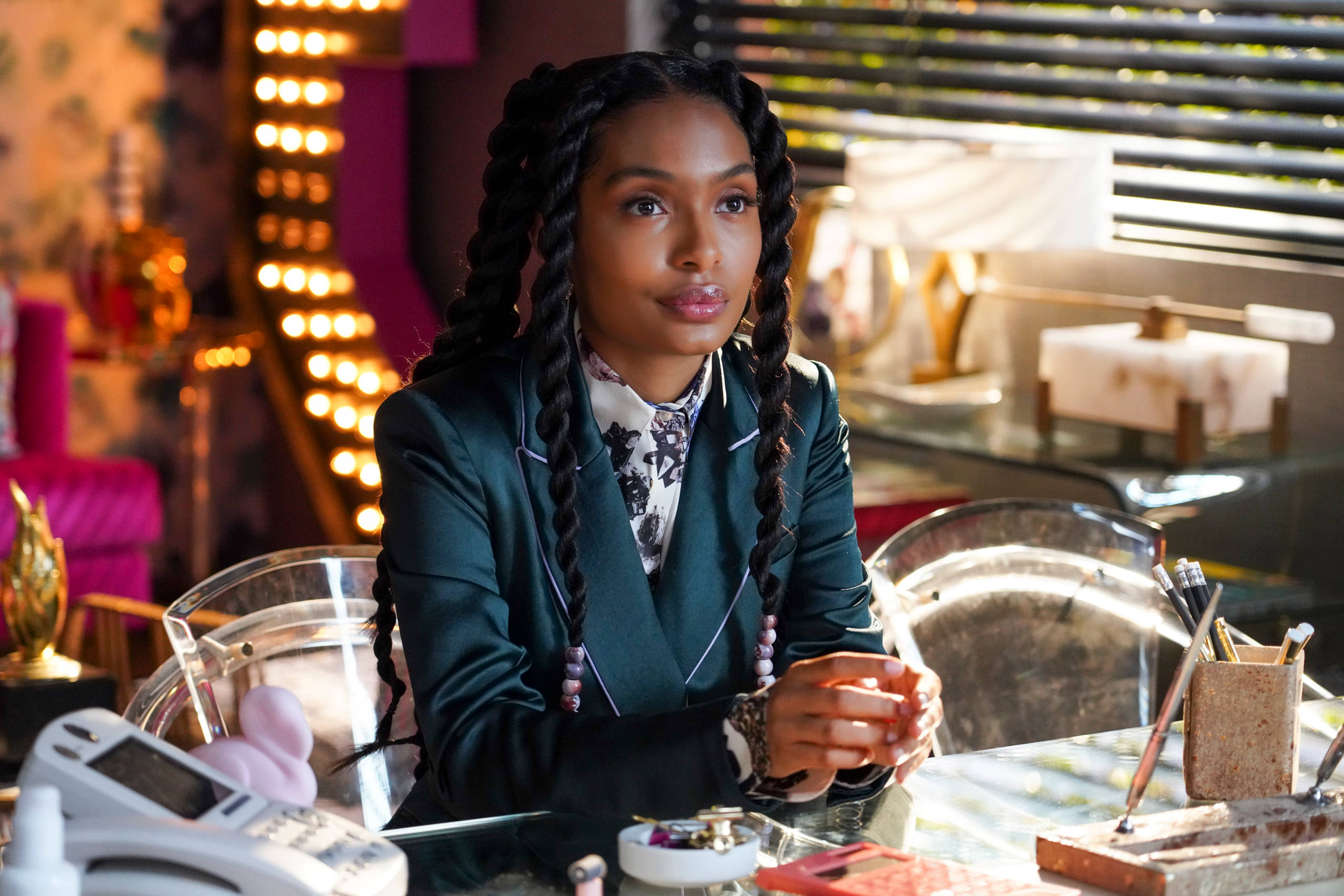 Grown Ish, glass desk, glam boutique, 2K Desktop Wallpaper