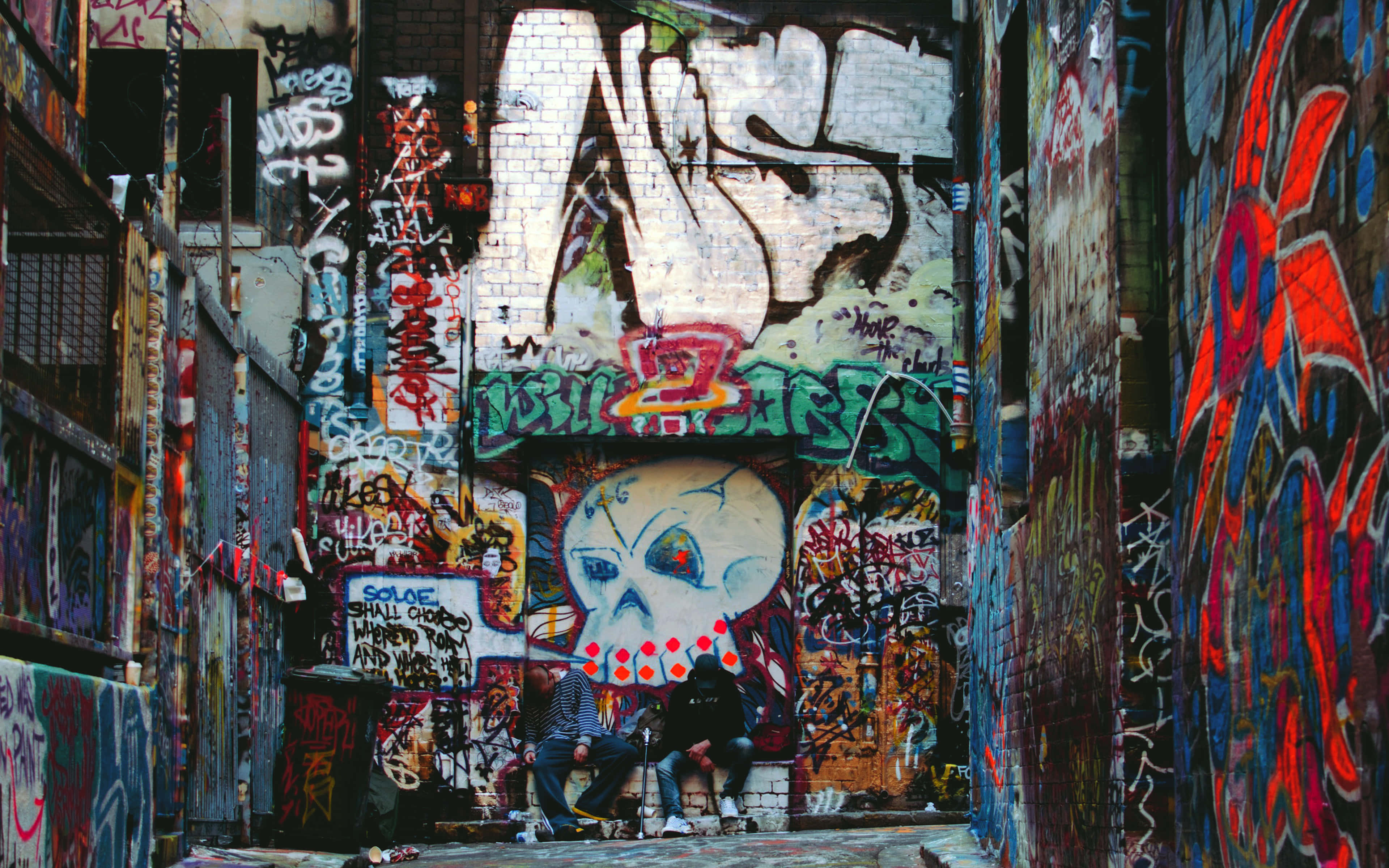 Grunge Aesthetic Mac, skull mural, narrow alleyway, 4K Desktop Wallpaper