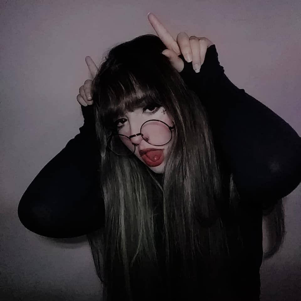 aesthetic girl grunge pfp, long dark hair, glasses, SD Desktop Wallpaper