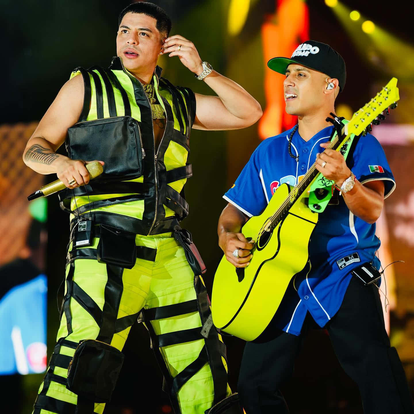 Grupo Firme, neon yellow and black harness, blue jersey, HD Desktop Wallpaper