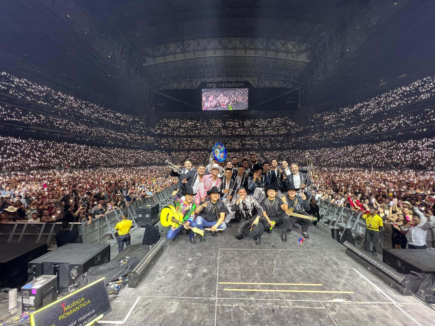 Grupo Firme, concert stage, massive crowd, HD Desktop Wallpaper