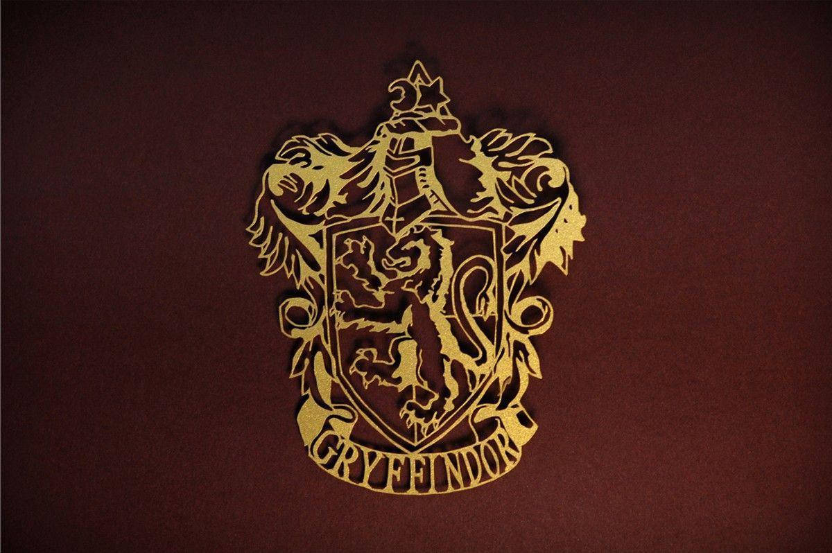Gryffindor crest, lion rampant, maroon background, SD Desktop Wallpaper