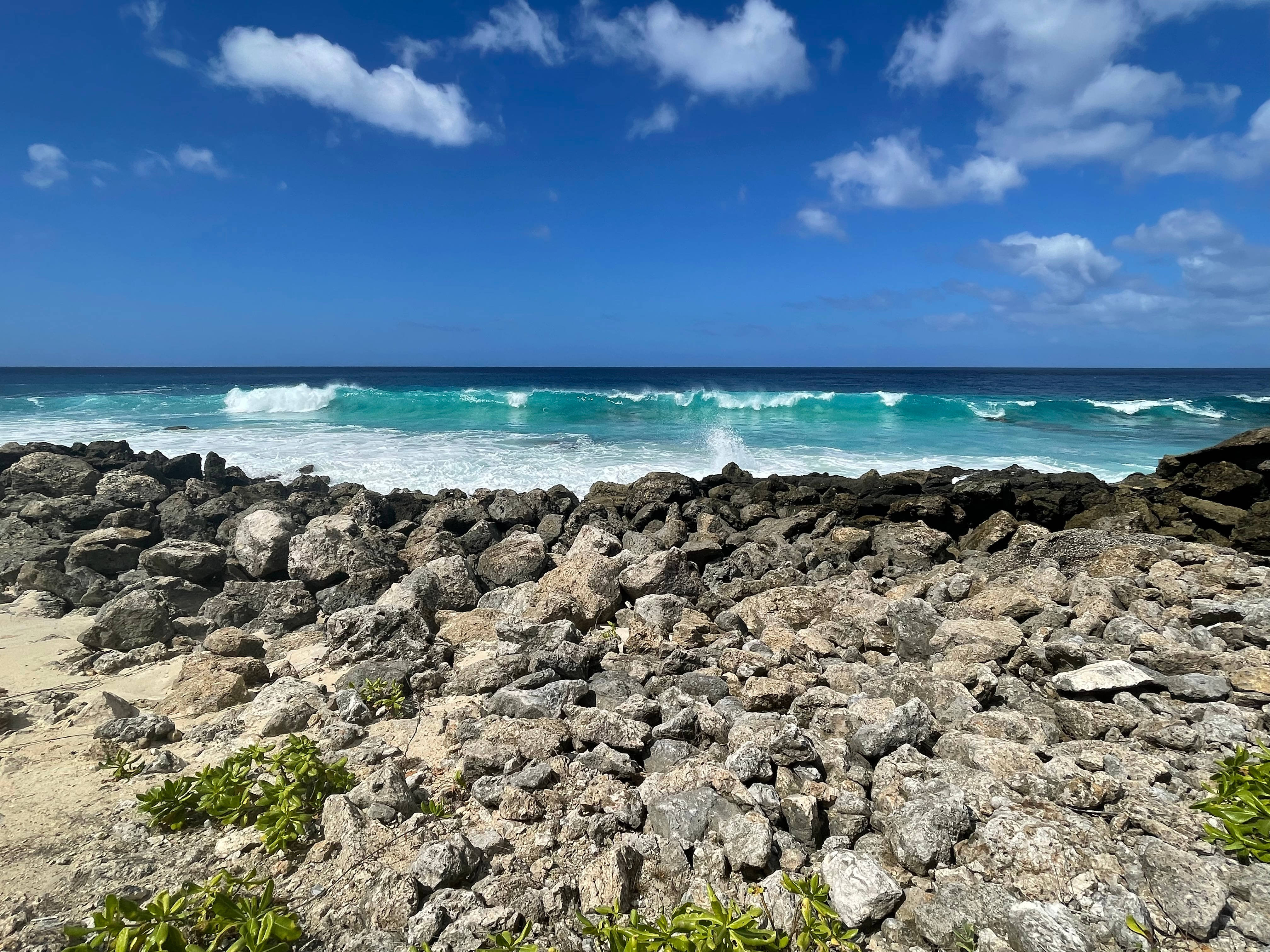 rocky shore, Guam, turquoise waves, 4K Desktop Wallpaper