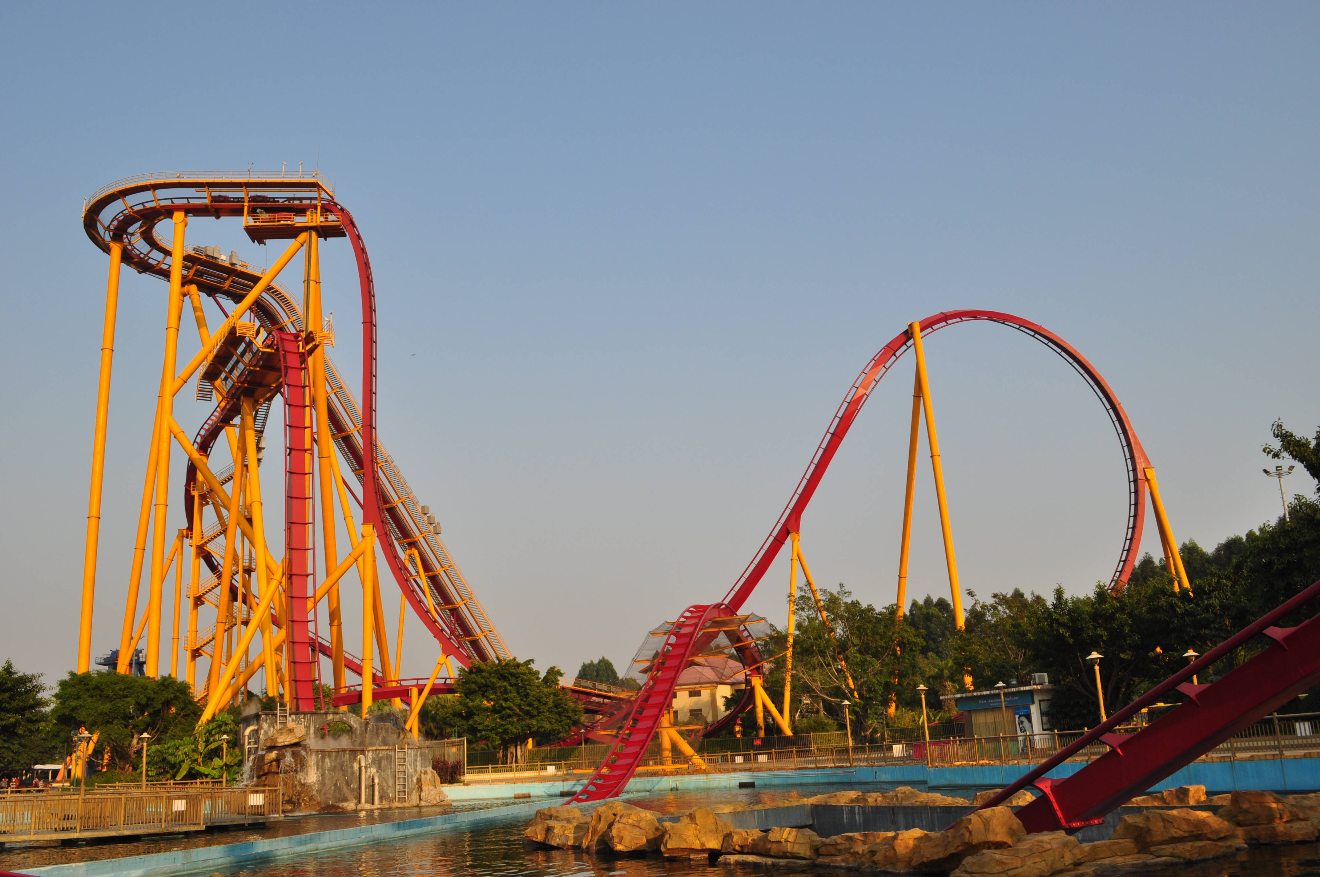 Guangzhou, dive coaster, red and yellow, 4K Desktop Wallpaper