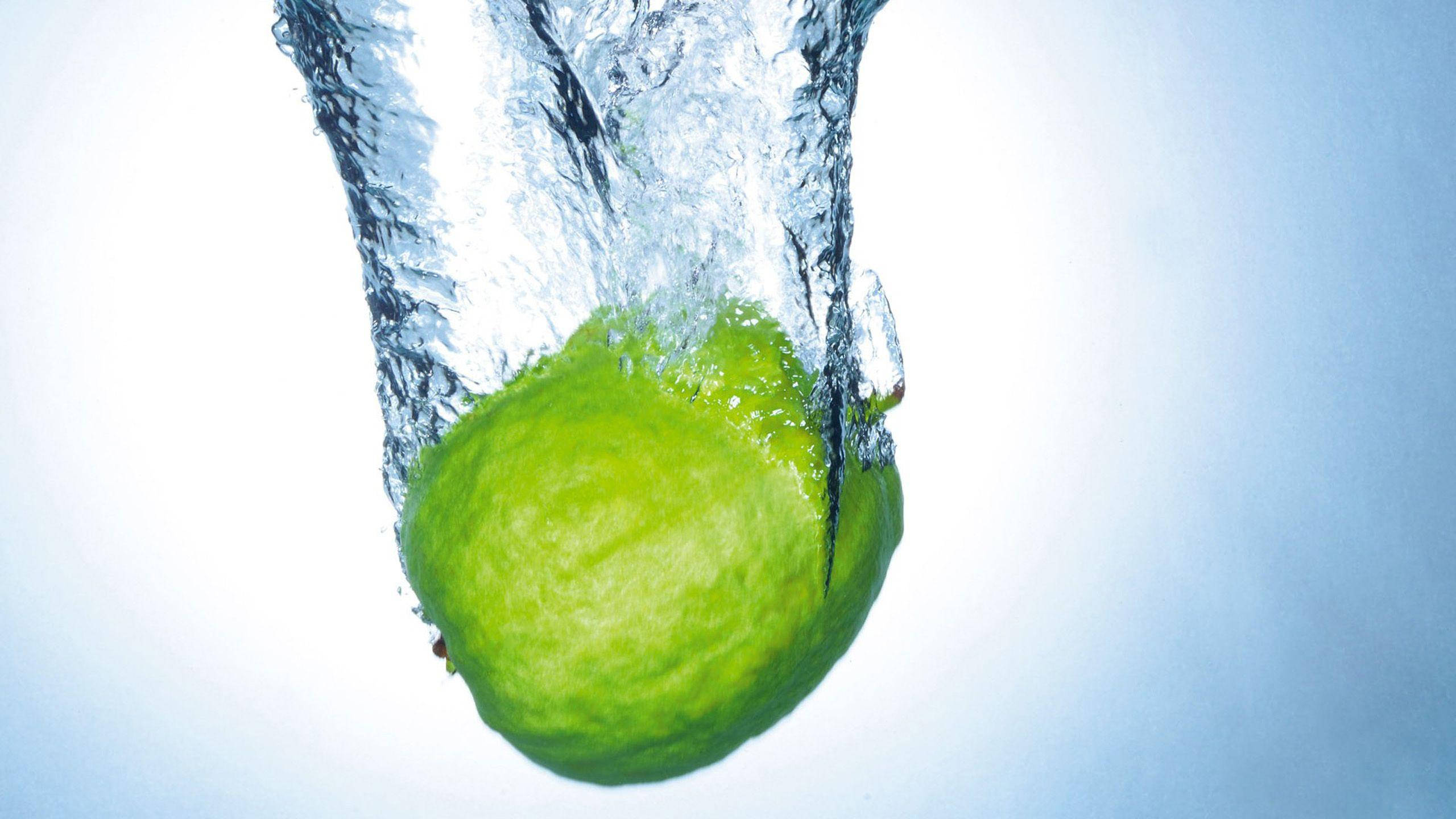 Water Guava, vibrant green guava, clear water, 2K Desktop Wallpaper