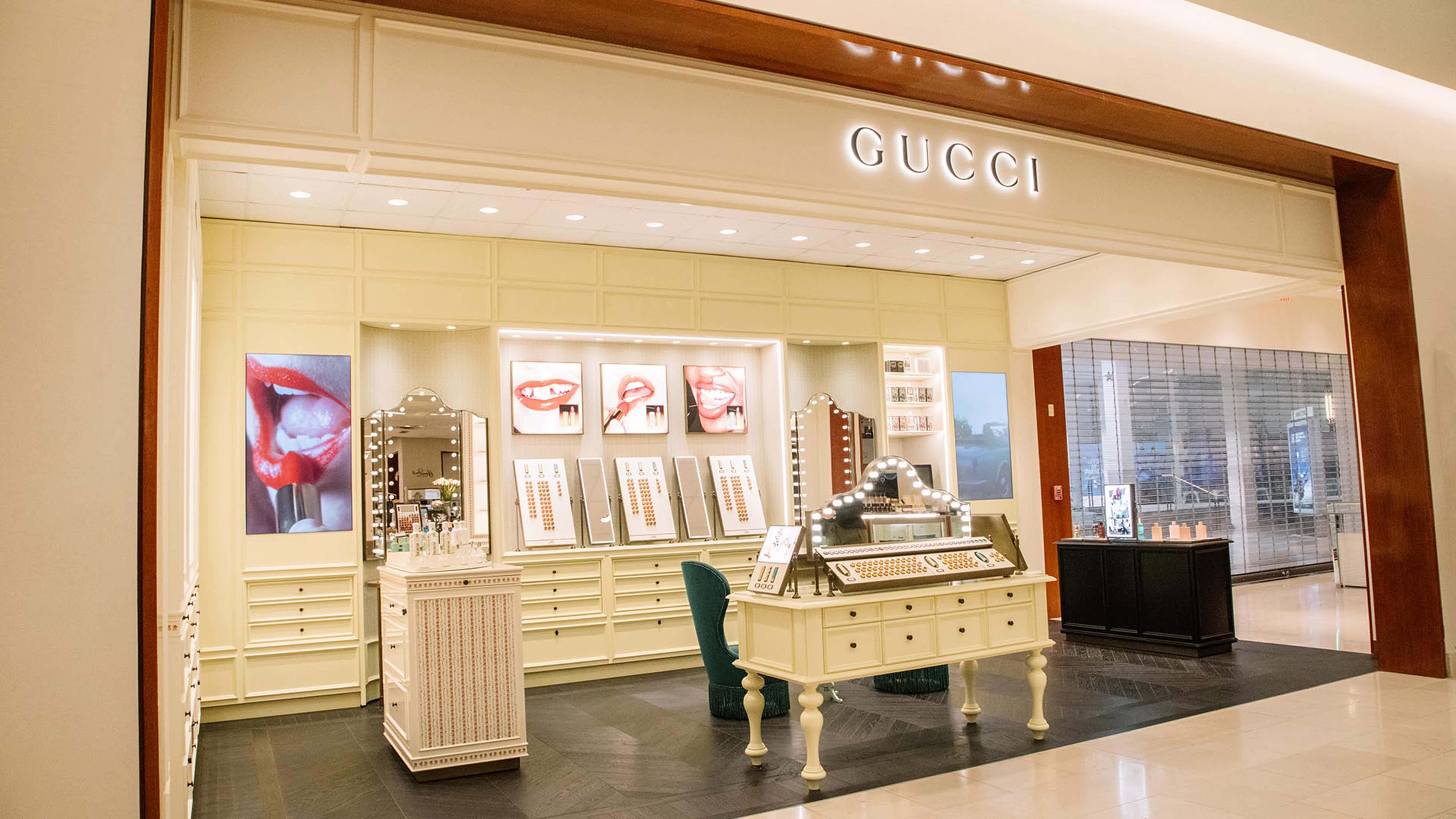 Gucci, cream-colored displays, bold red lip artwork, 8K Desktop Wallpaper