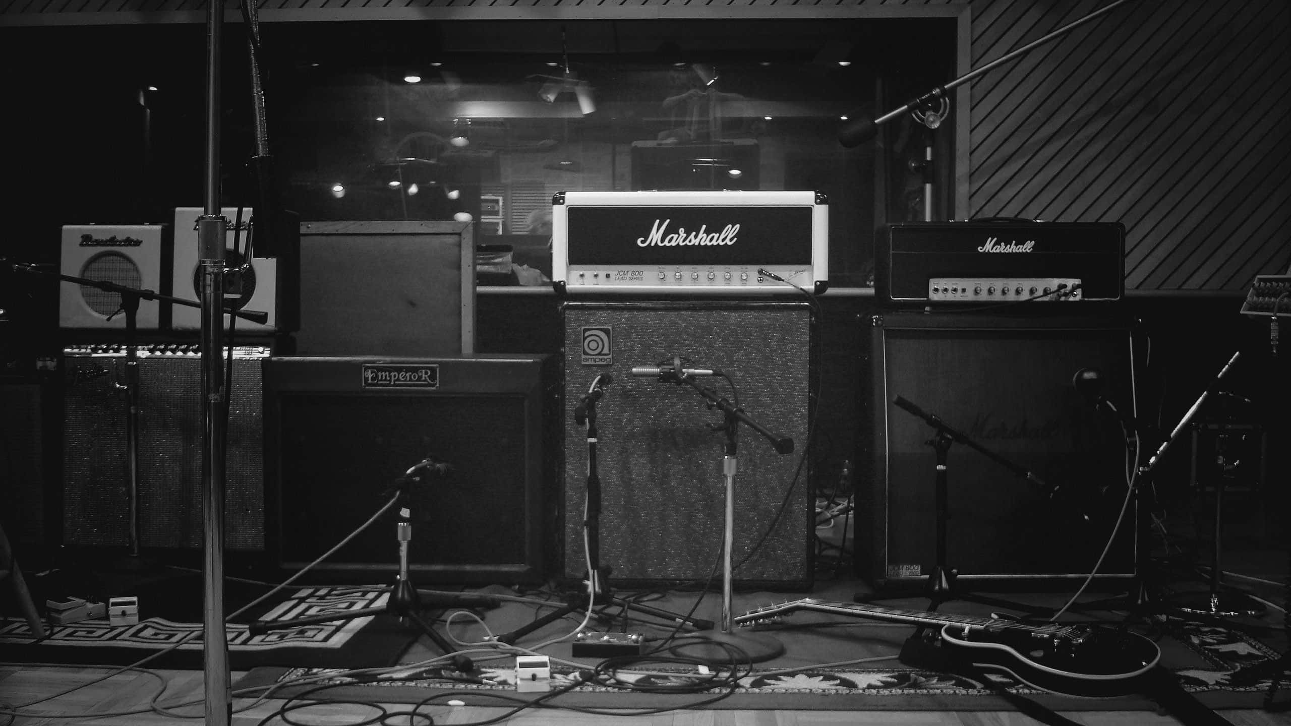 Vintage Tube Amp, guitar amplifier, music studio, 2K Desktop Wallpaper