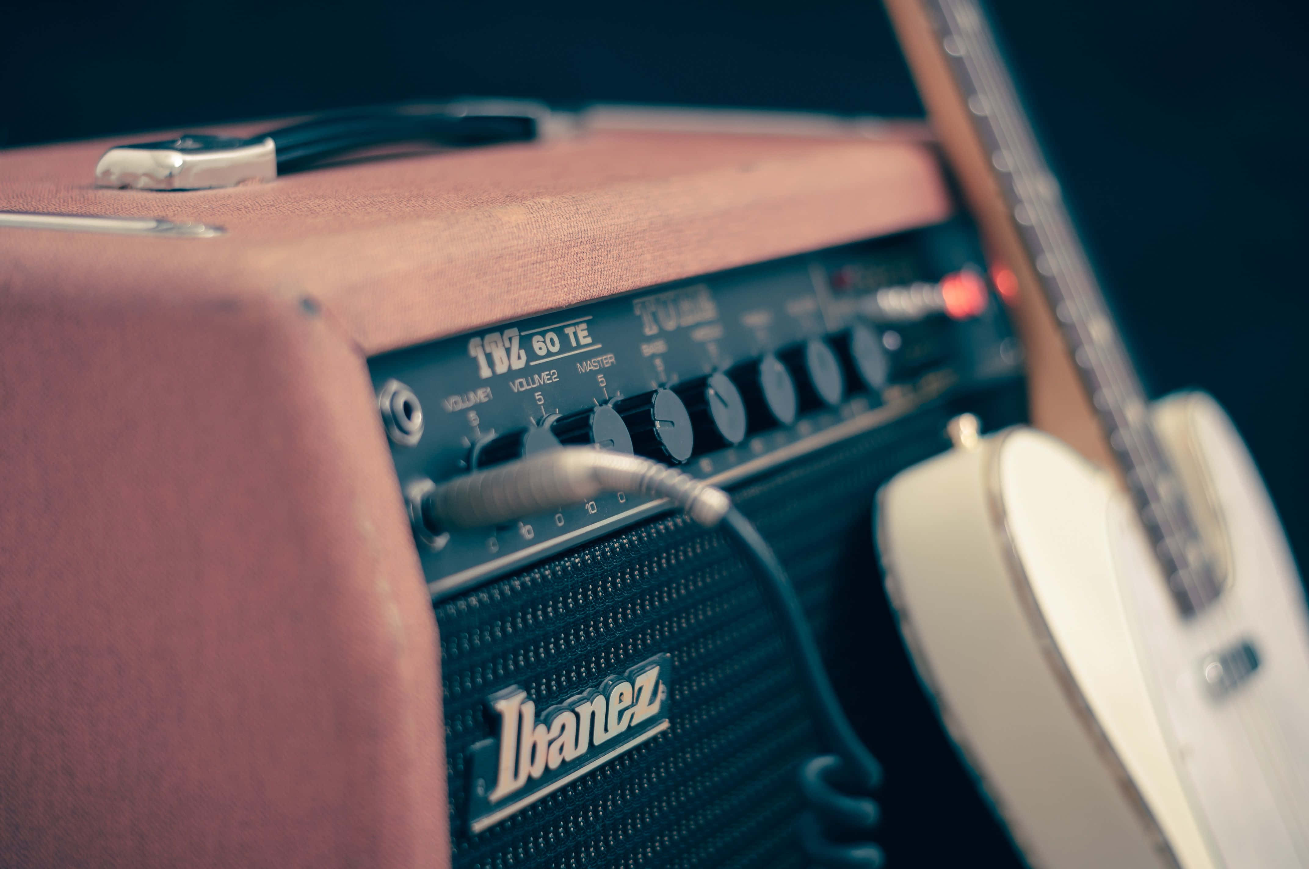 vintage Ibanez guitar amp, knobs, white electric guitar, 4K Desktop Wallpaper