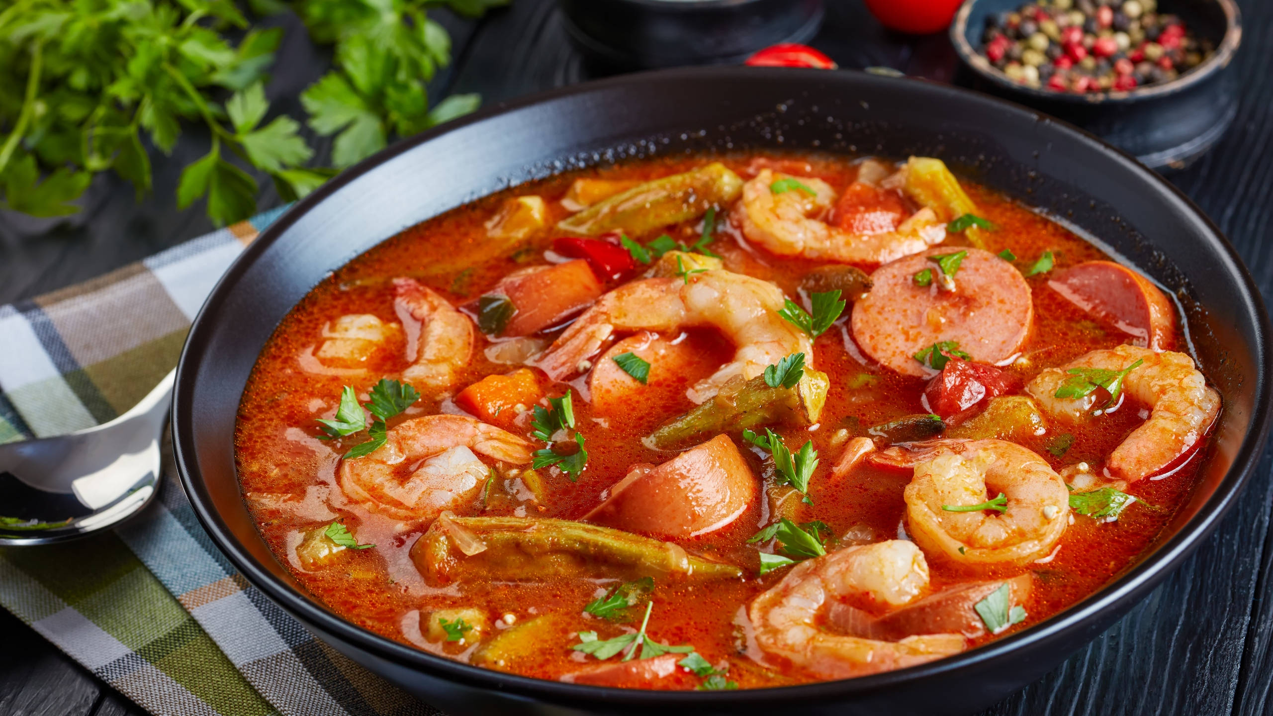 gumbo, black bowl, shrimp sausage, 2K Desktop Wallpaper