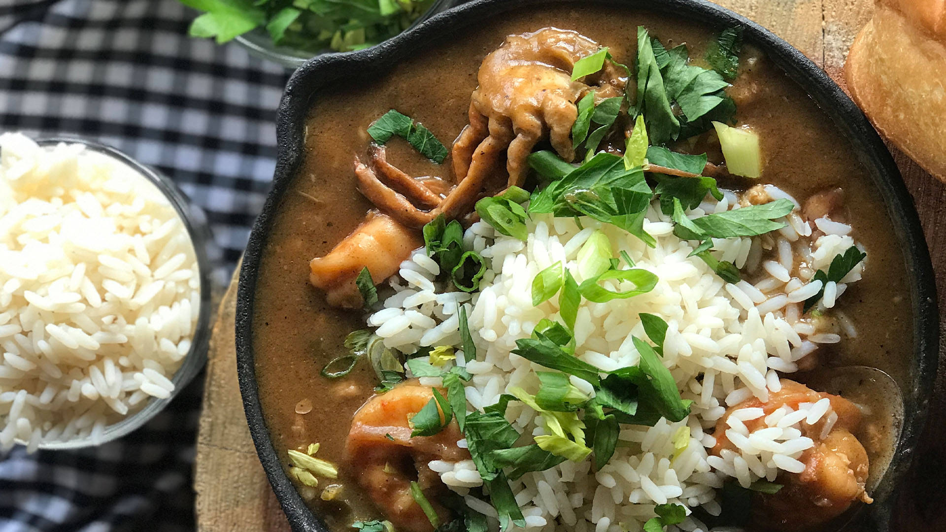 cast iron skillet, rich brown seafood gumbo, white rice, Full HD Desktop Wallpaper