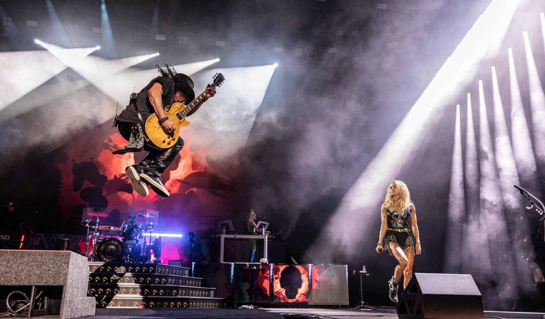 Guns N Roses, yellow guitar, smoky concert stage, HD Desktop Wallpaper