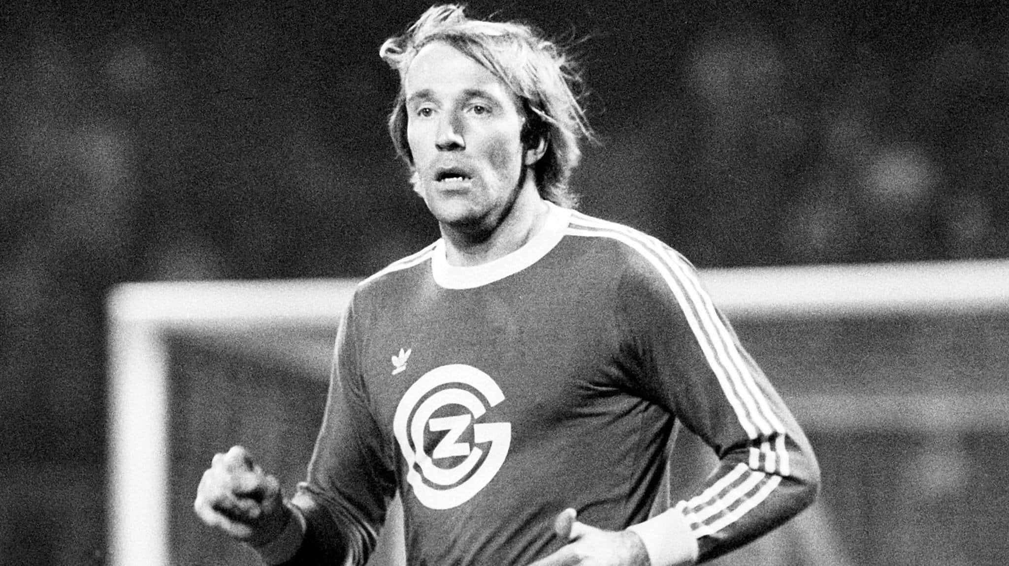 Gunter Netzer, vintage jersey, black and white action shot, Full HD Desktop Wallpaper