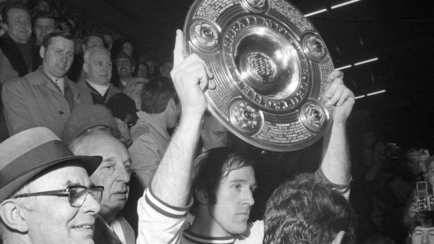 Gunter Netzer, silver trophy, crowded stadium, HD Desktop Wallpaper