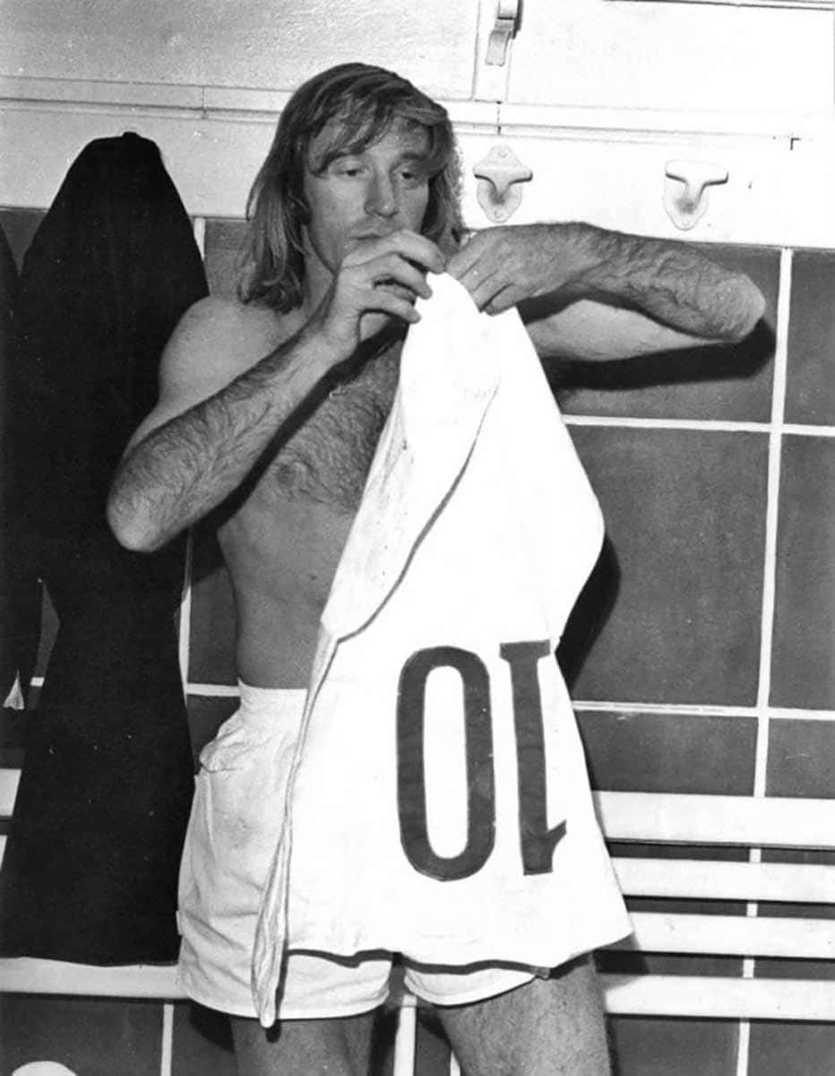 Gunter Netzer, locker room, white jersey, SD Phone Wallpaper