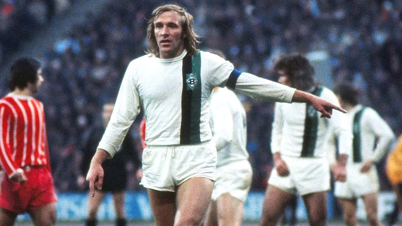 Gunter Netzer, white jersey with green stripes, crowded pitch, HD Desktop Wallpaper