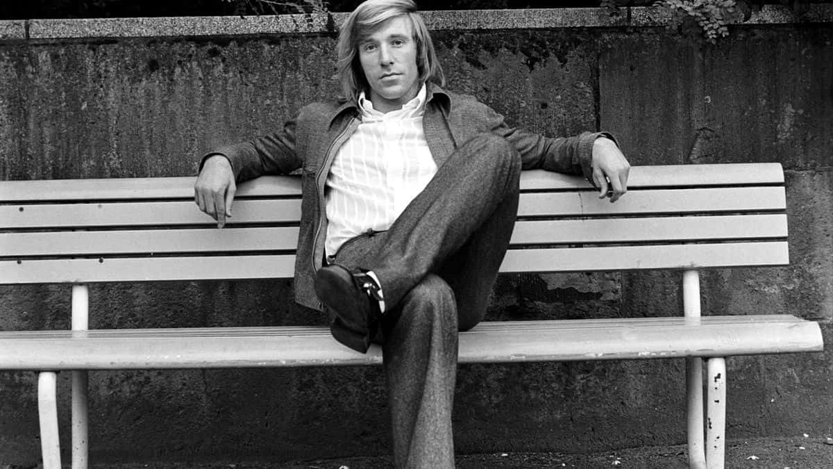 Gunter Netzer, wooden bench, weathered concrete wall, SD Desktop Wallpaper