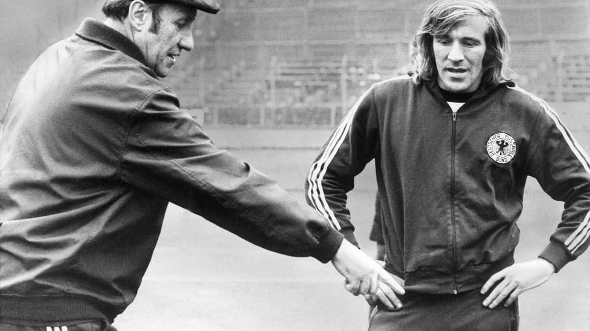Gunter Netzer, vintage athletic jackets, sports field, SD Desktop Wallpaper