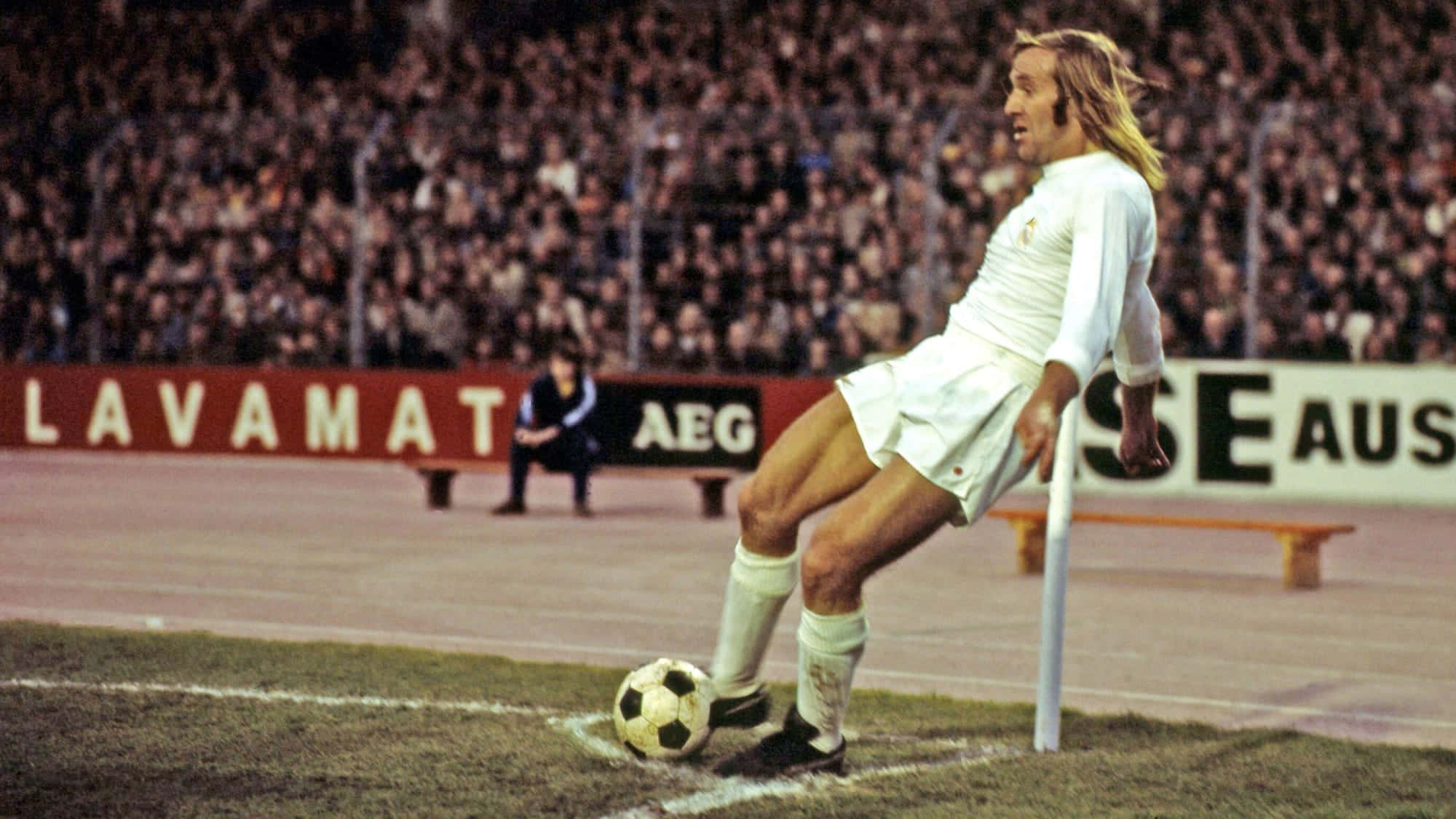 Gunter Netzer, white uniform, black and white ball, Full HD Desktop Wallpaper