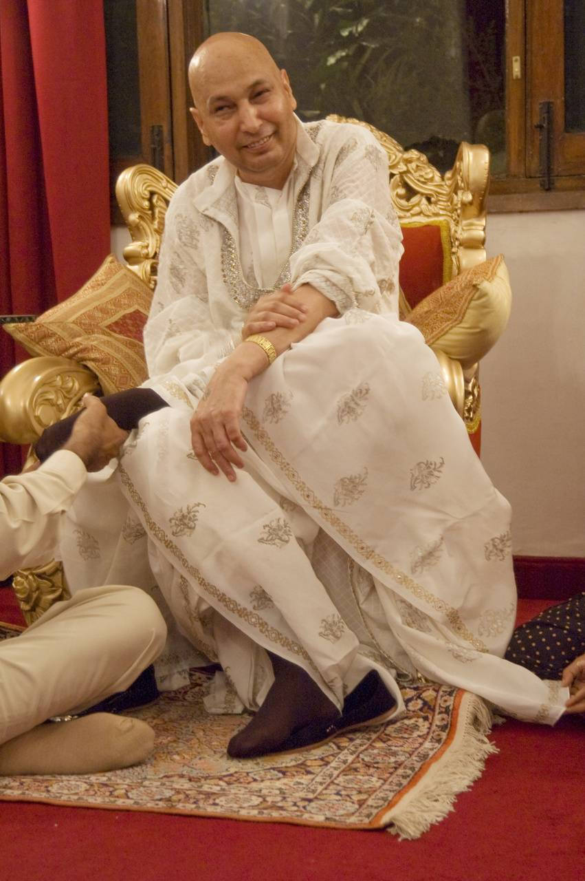 Guru Ji, white embroidered attire, golden throne chair, HD Phone Wallpaper