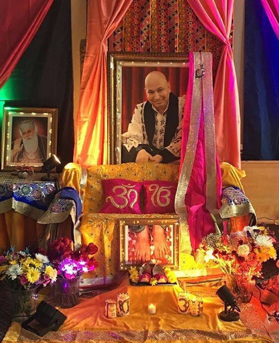 Guru Ji, memorial altar, framed portraits, SD Phone Wallpaper