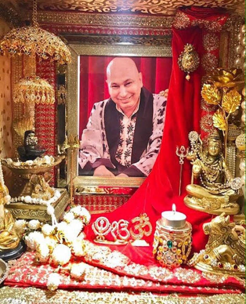 Guru Ji, gold statues, red velvet, SD Phone Wallpaper