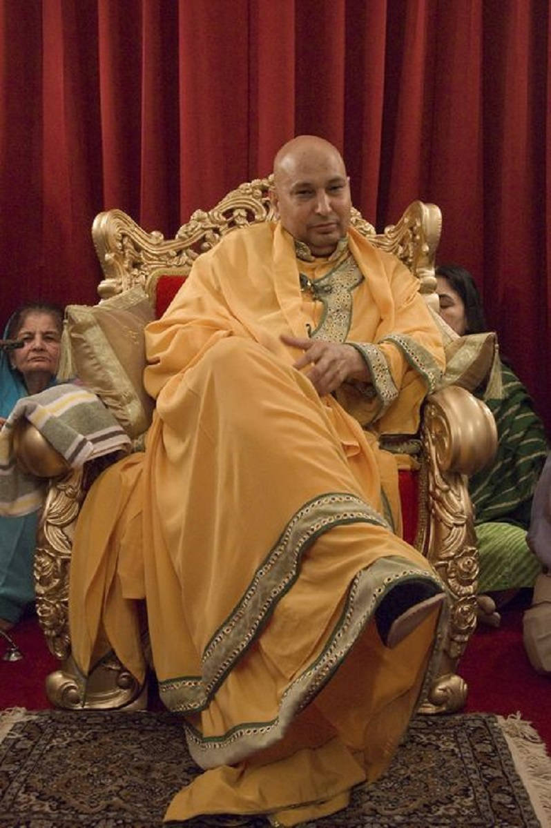 Guru Ji, golden robe, ornate throne, SD Phone Wallpaper
