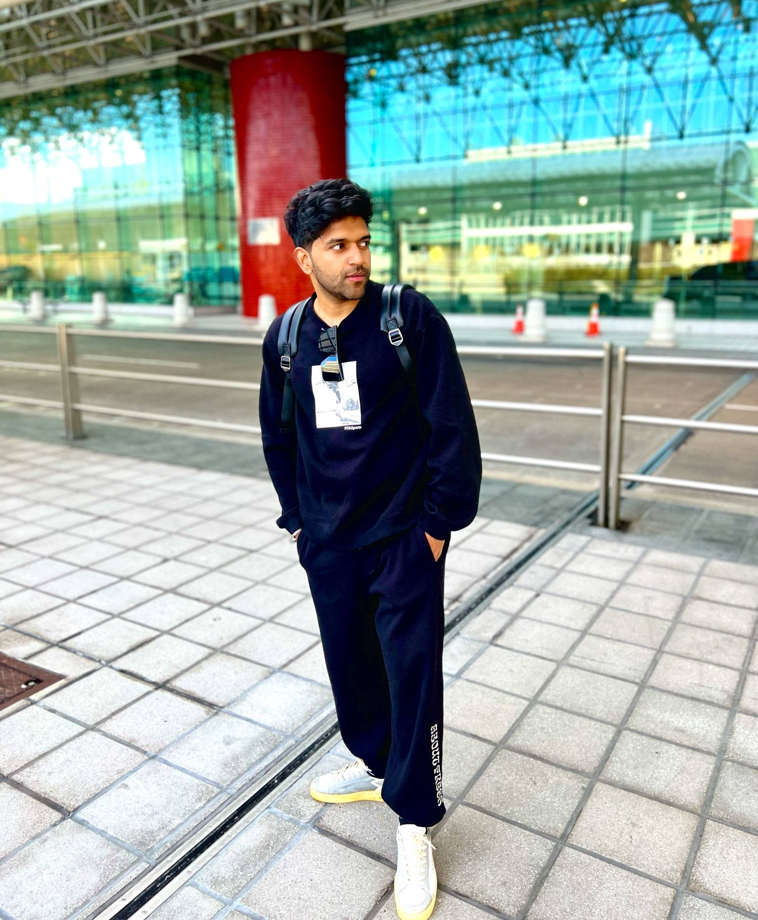 Guru Randhawa, black tracksuit, white sneakers, HD Phone Wallpaper