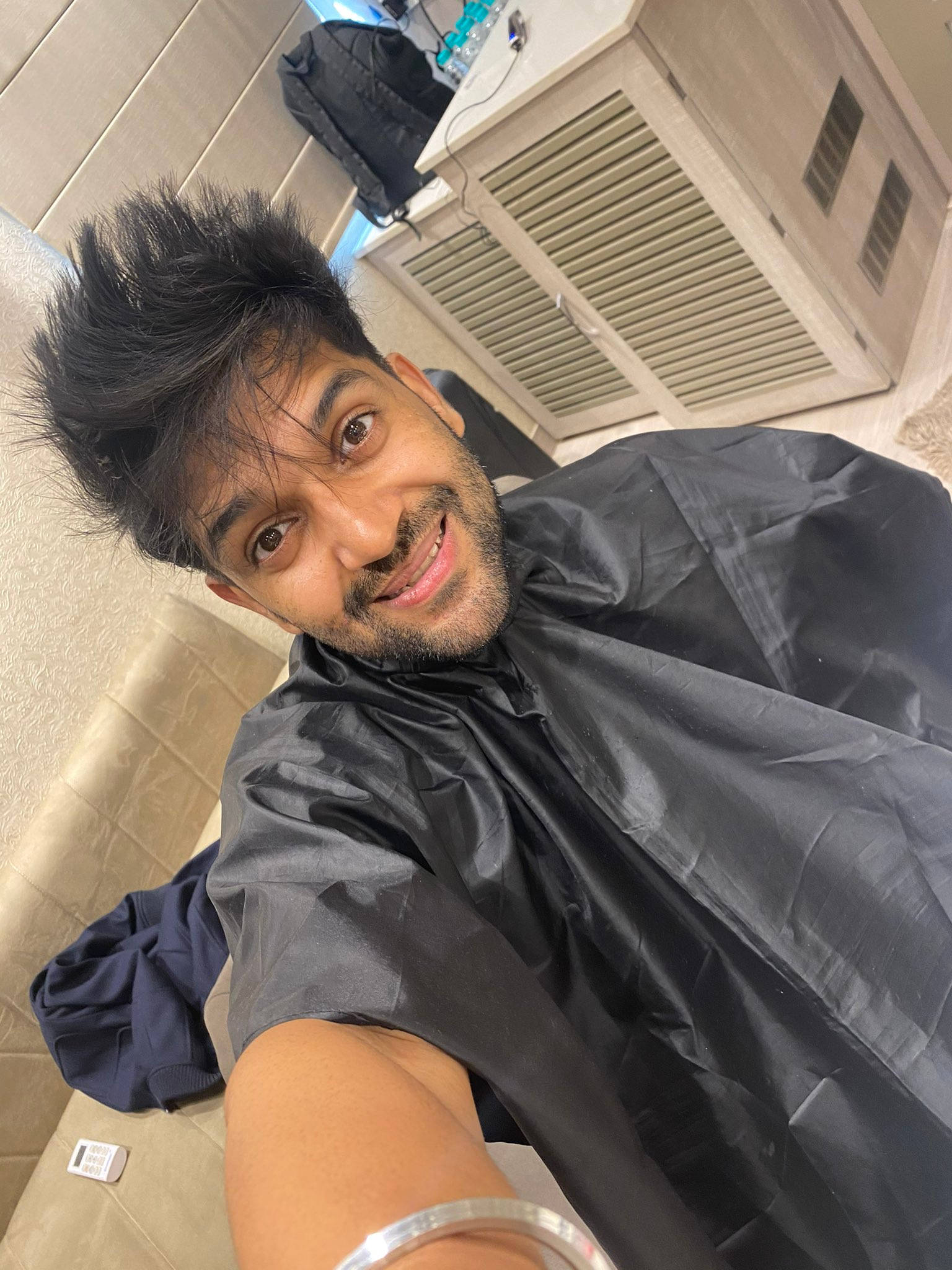 Guru Randhawa, spiky black hair, black salon cape, Full HD Phone Wallpaper