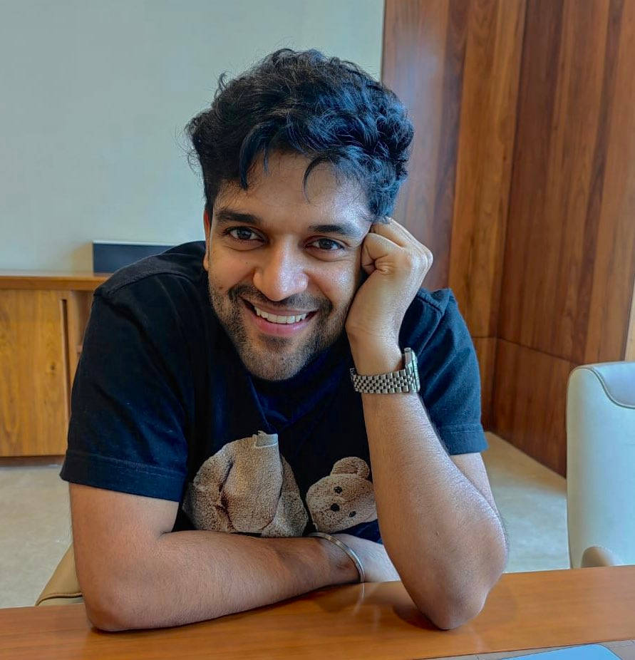 Guru Randhawa, dark curly hair, wooden table, SD Phone Wallpaper