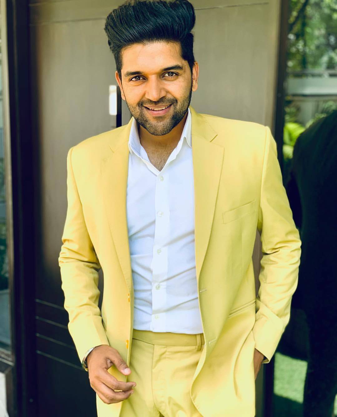Guru Randhawa, yellow suit, modern building, HD Phone Wallpaper