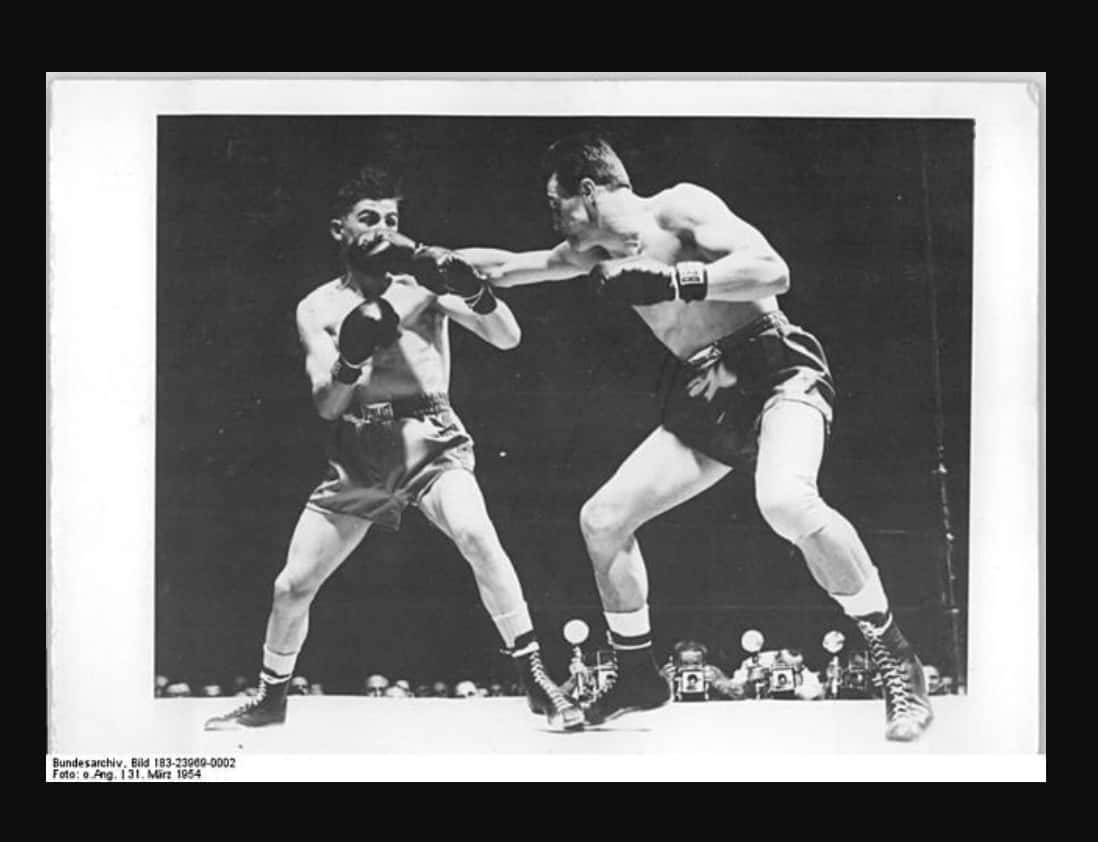 Gustav Scholz, 1954 match, black and white photo, SD Desktop Wallpaper