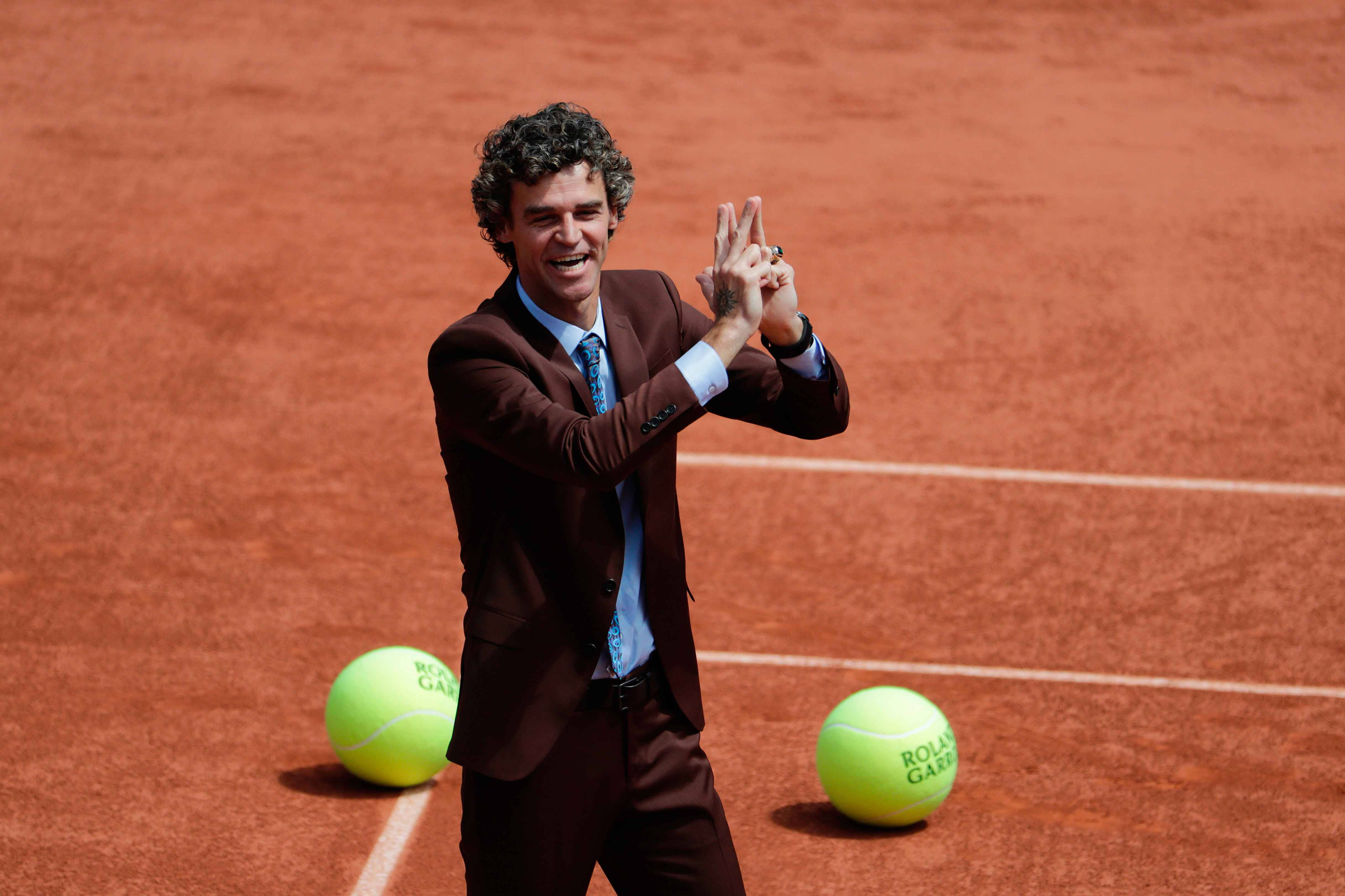 Gustavo Kuerten, brown suit, red clay court, 4K Desktop Wallpaper