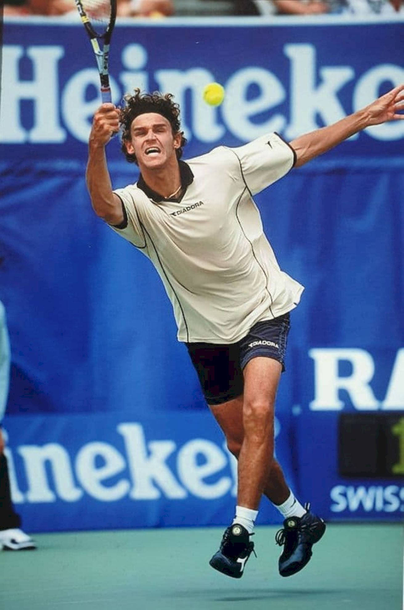 Gustavo Kuerten, yellow ball, blue Heineken branded backdrop, Full HD Phone Wallpaper