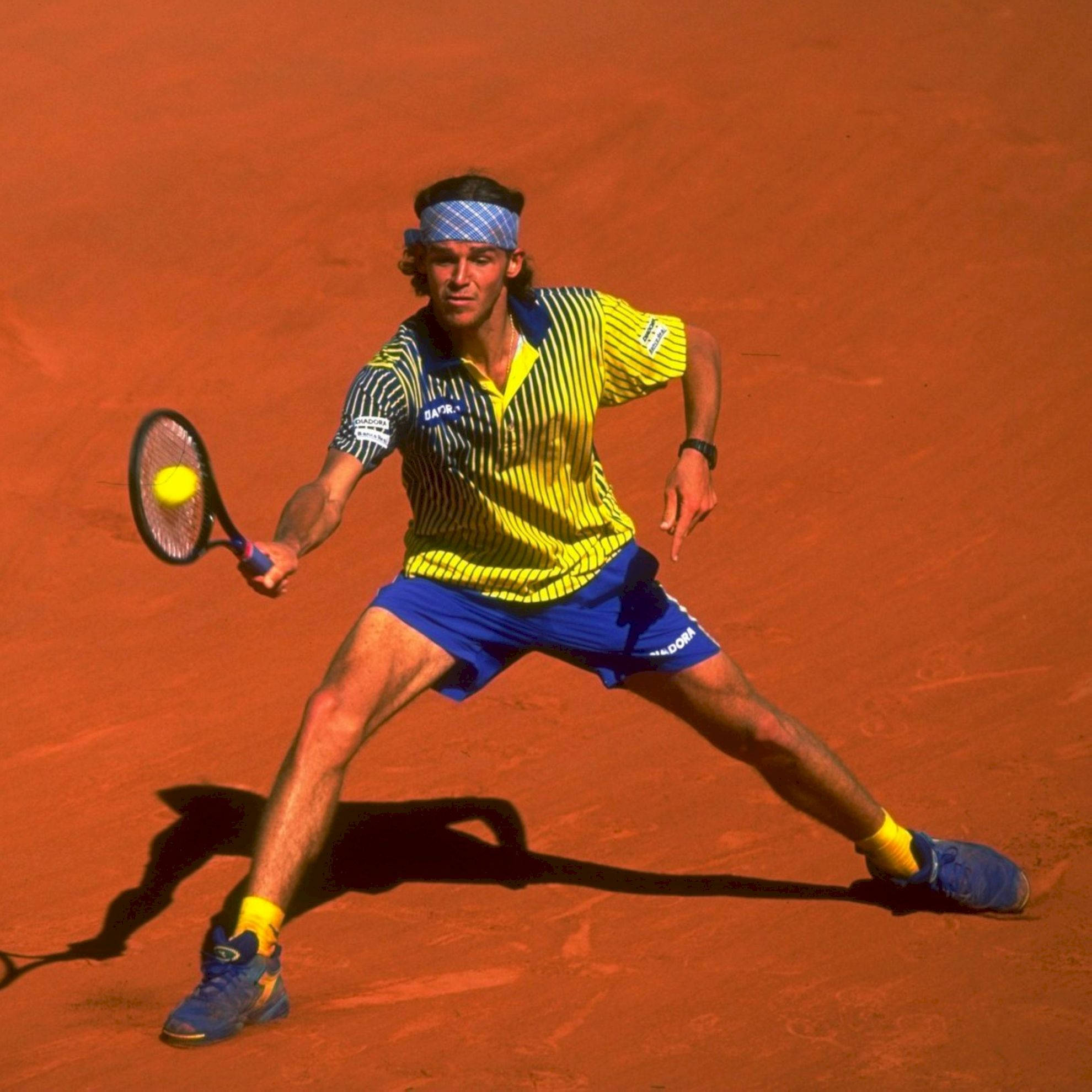Gustavo Kuerten, yellow and blue stripes, vibrant red clay court, Full HD Desktop Wallpaper