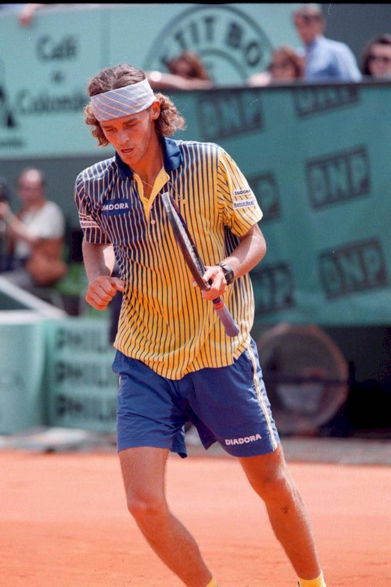 Gustavo Kuerten, yellow striped shirt, blue shorts, Full HD Phone Wallpaper