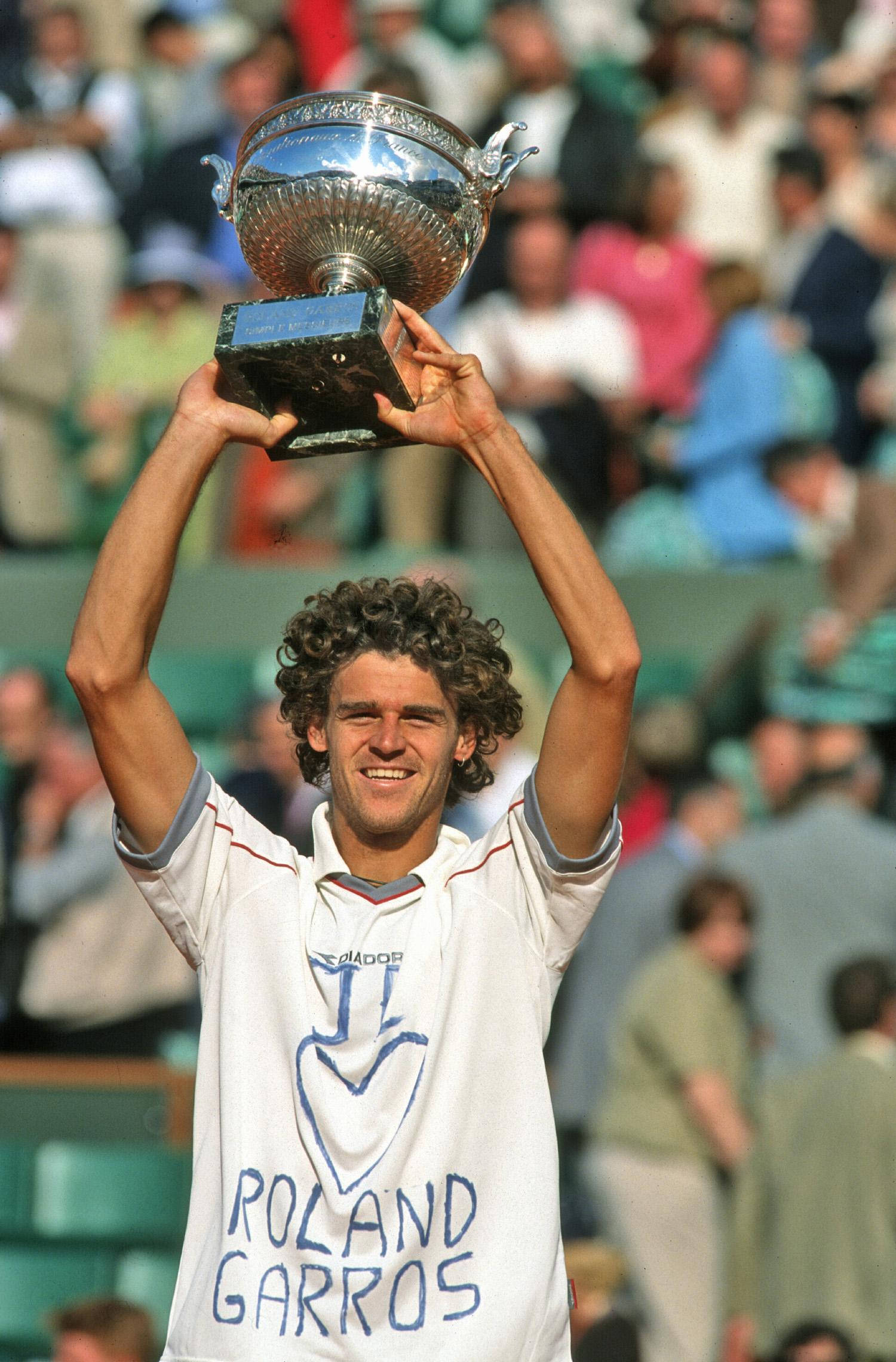 Gustavo Kuerten, gleaming silver trophy, sunlit court, Full HD Phone Wallpaper