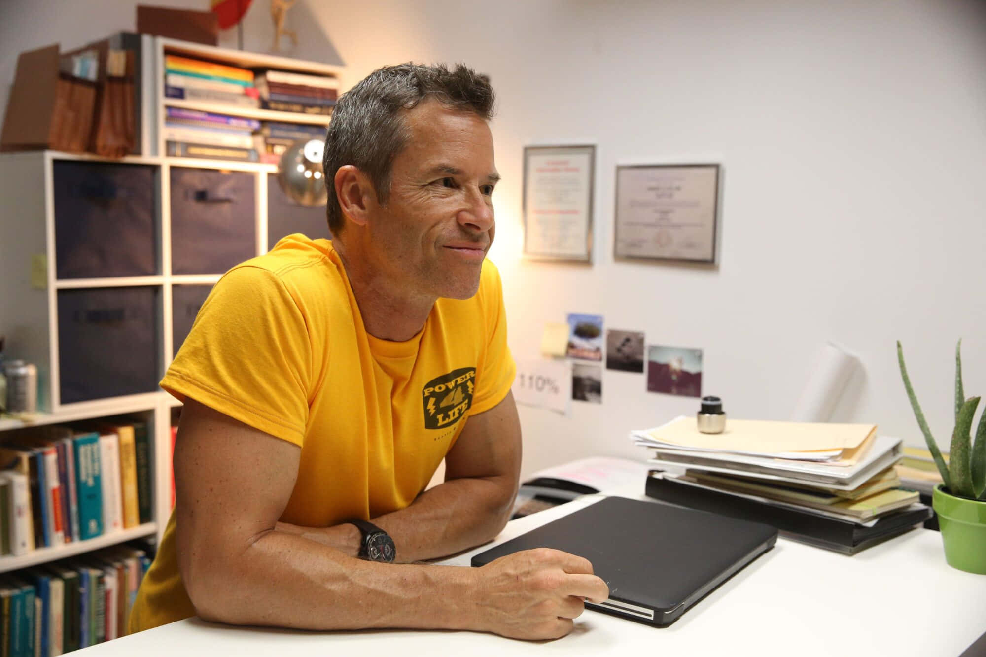 Guy Pearce, yellow tshirt, bright office, Full HD Desktop Wallpaper
