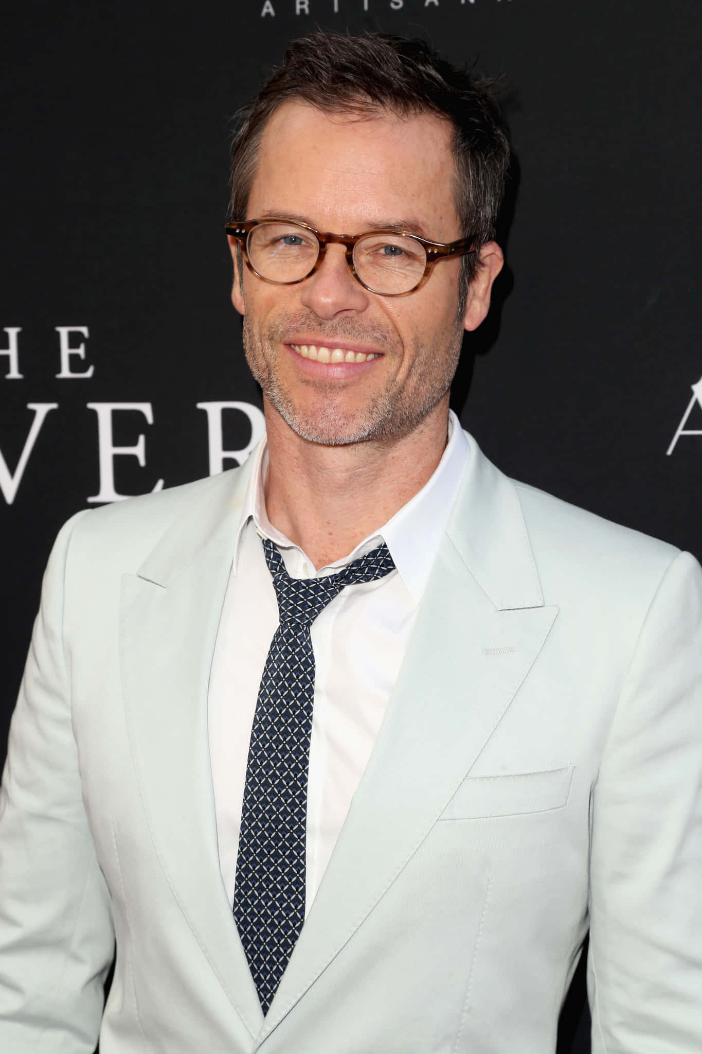 Guy Pearce, light suit, patterned tie, Full HD Phone Wallpaper