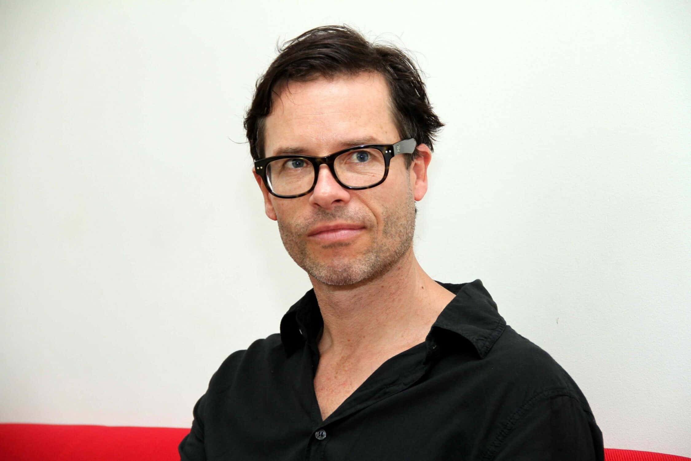 Guy Pearce, black shirt, white wall, Full HD Desktop Wallpaper