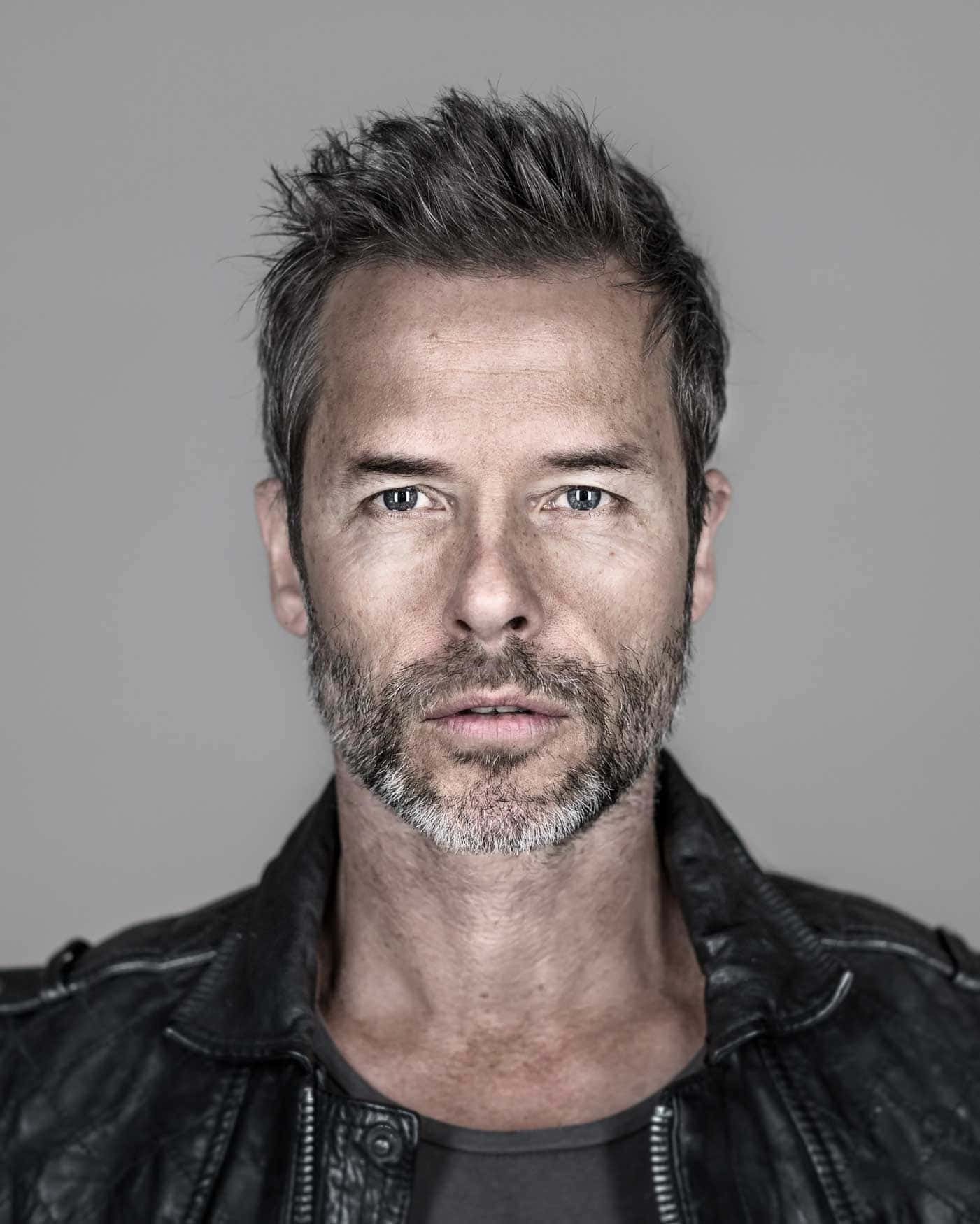 Guy Pearce, salt and pepper hair, beard, HD Phone Wallpaper