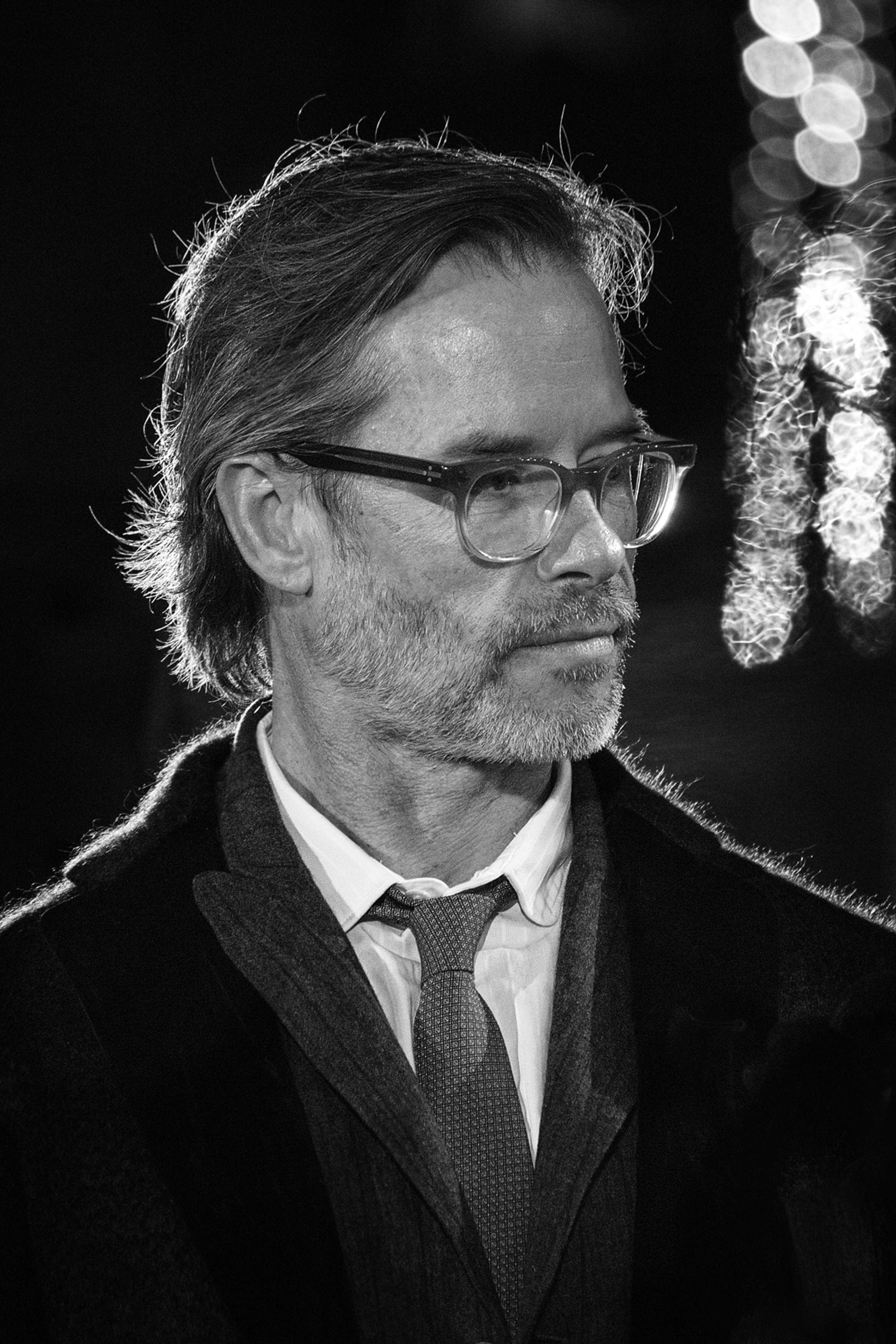 Guy Pearce, black and white portrait, glasses, 4K Phone Wallpaper