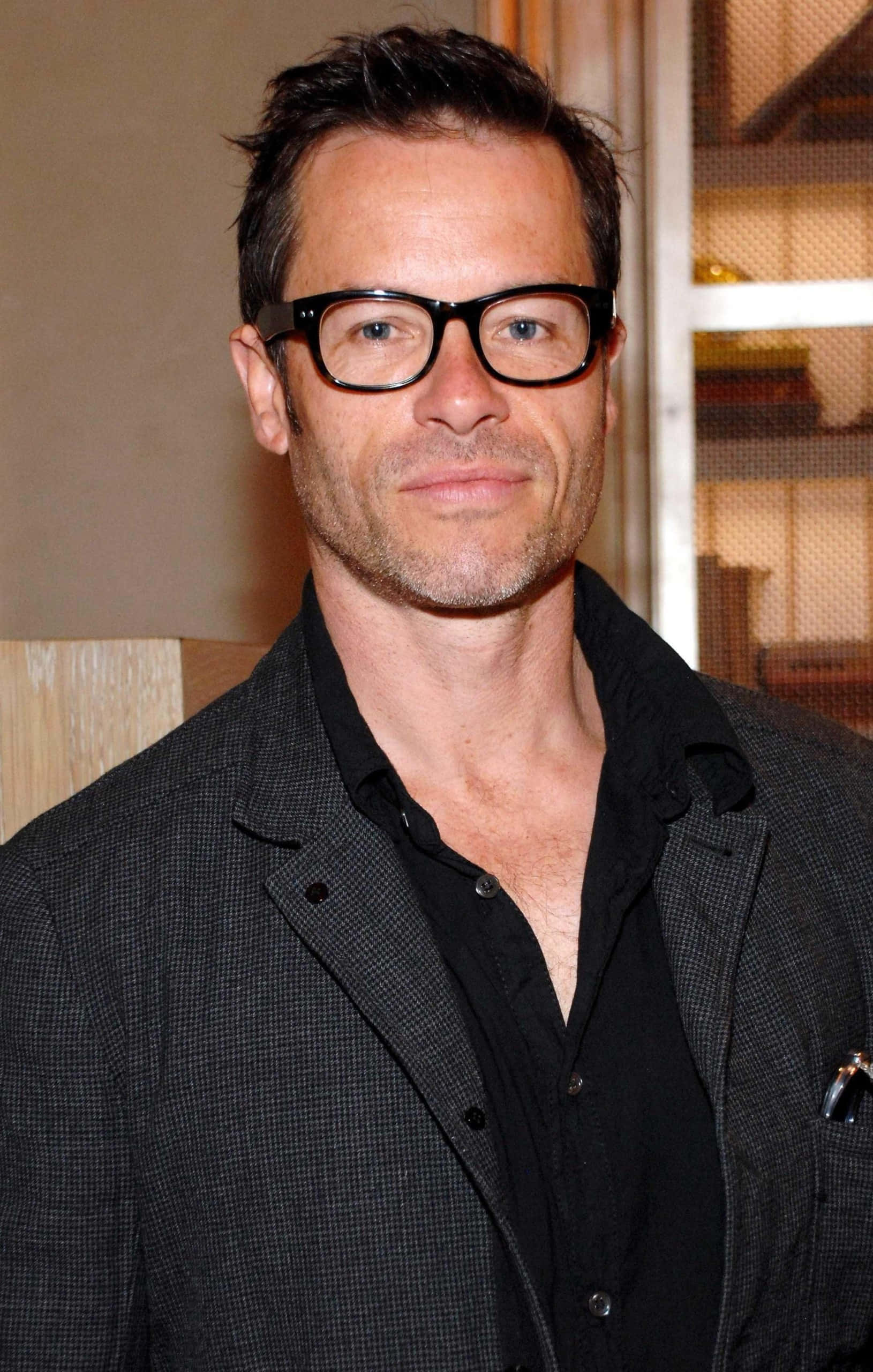 Guy Pearce, dark hair, black-rimmed glasses, 2K Phone Wallpaper
