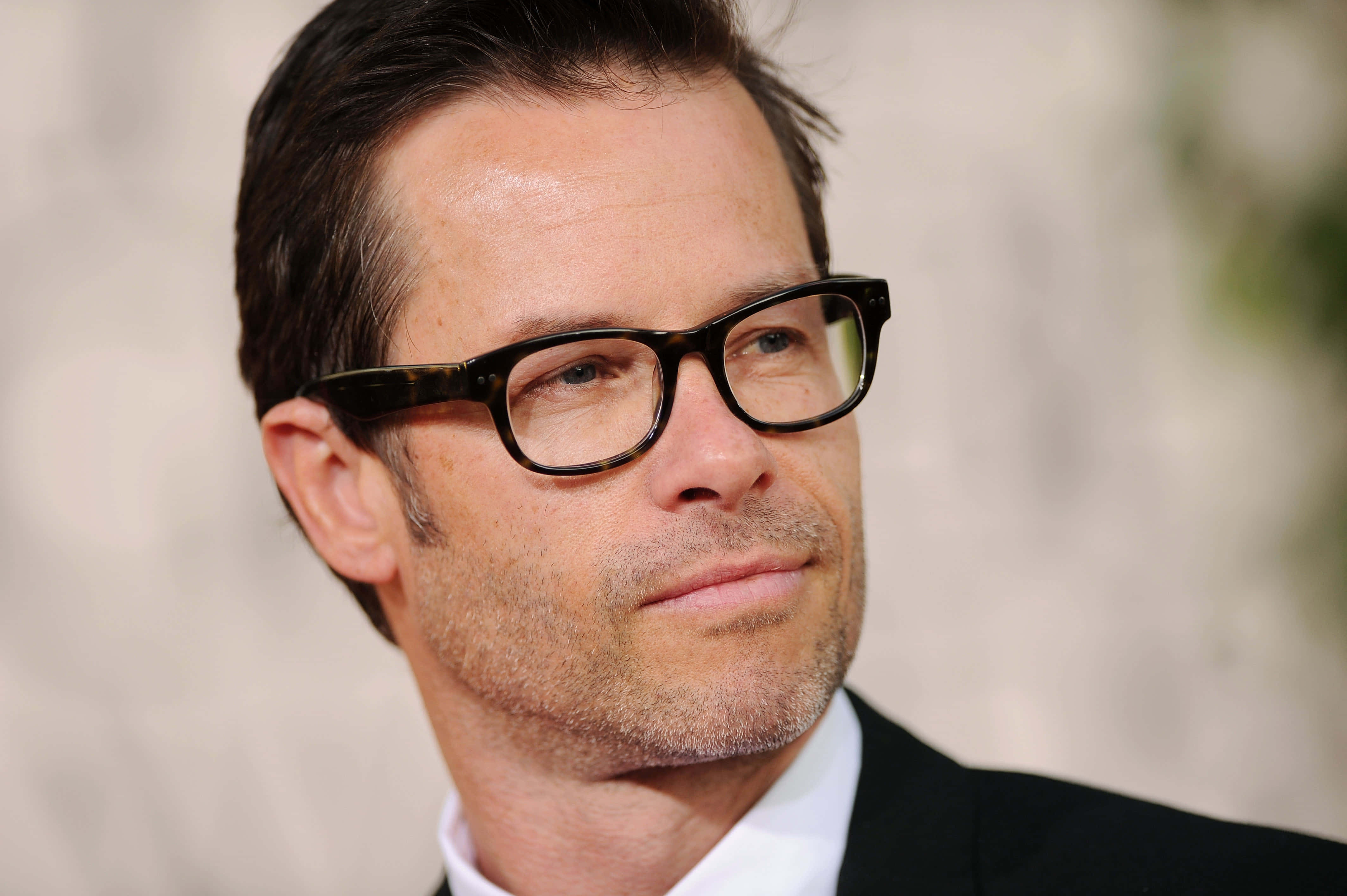 Guy Pearce, dark hair, tortoiseshell glasses, 4K Desktop Wallpaper