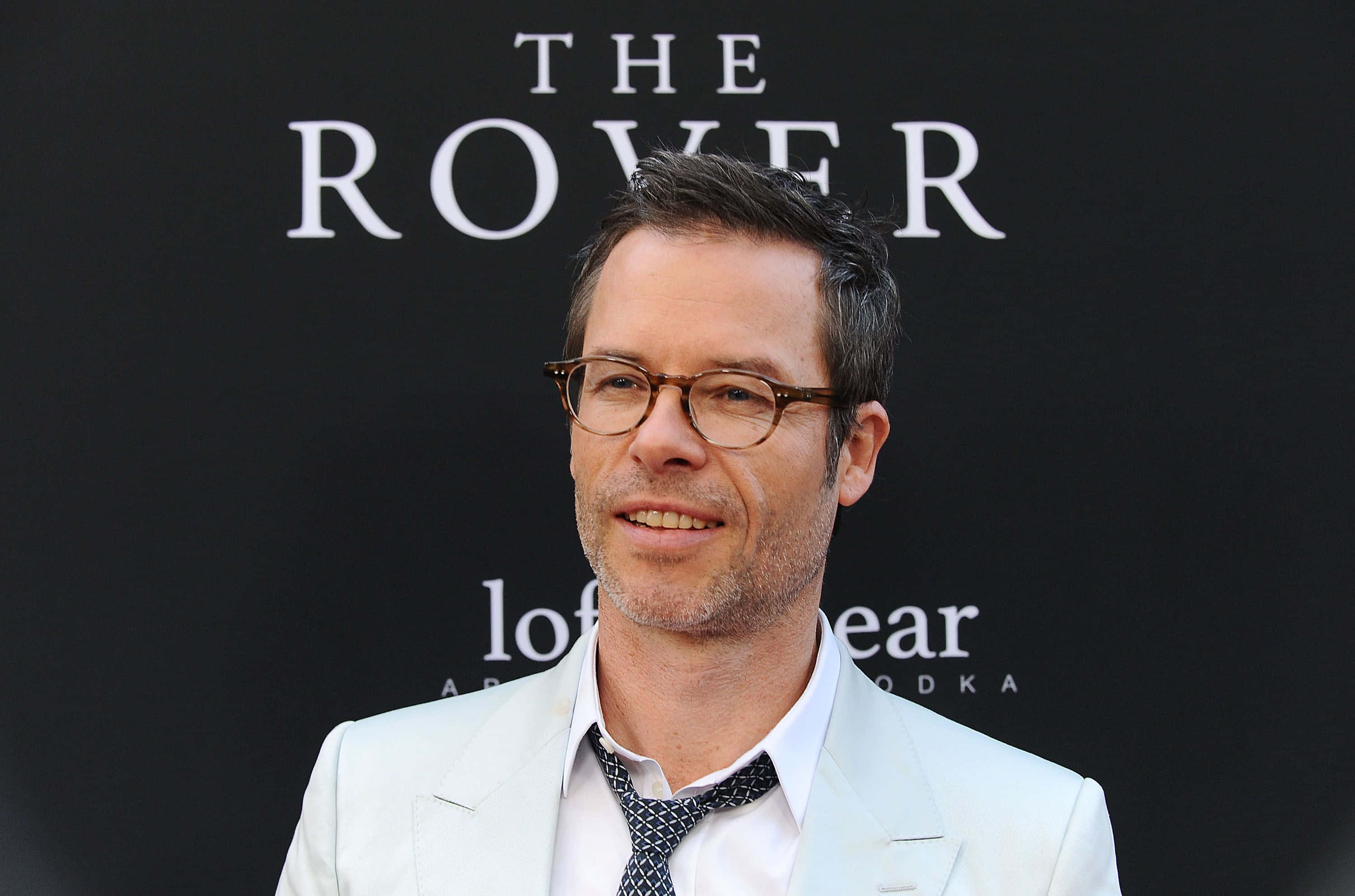 Guy Pearce, light suit, glasses, 2K Desktop Wallpaper