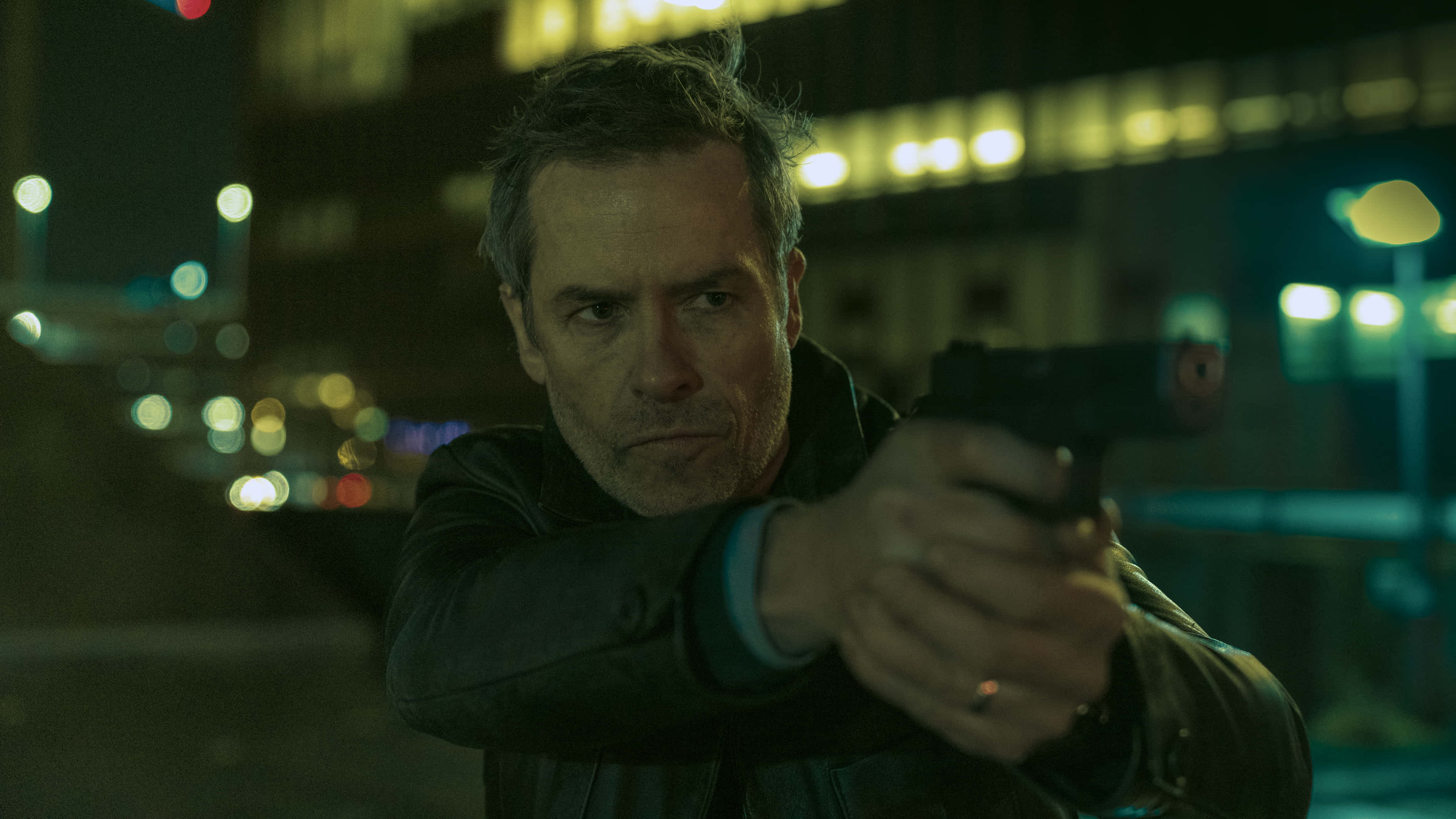 Guy Pearce, leather jacket, handgun, 2K Desktop Wallpaper
